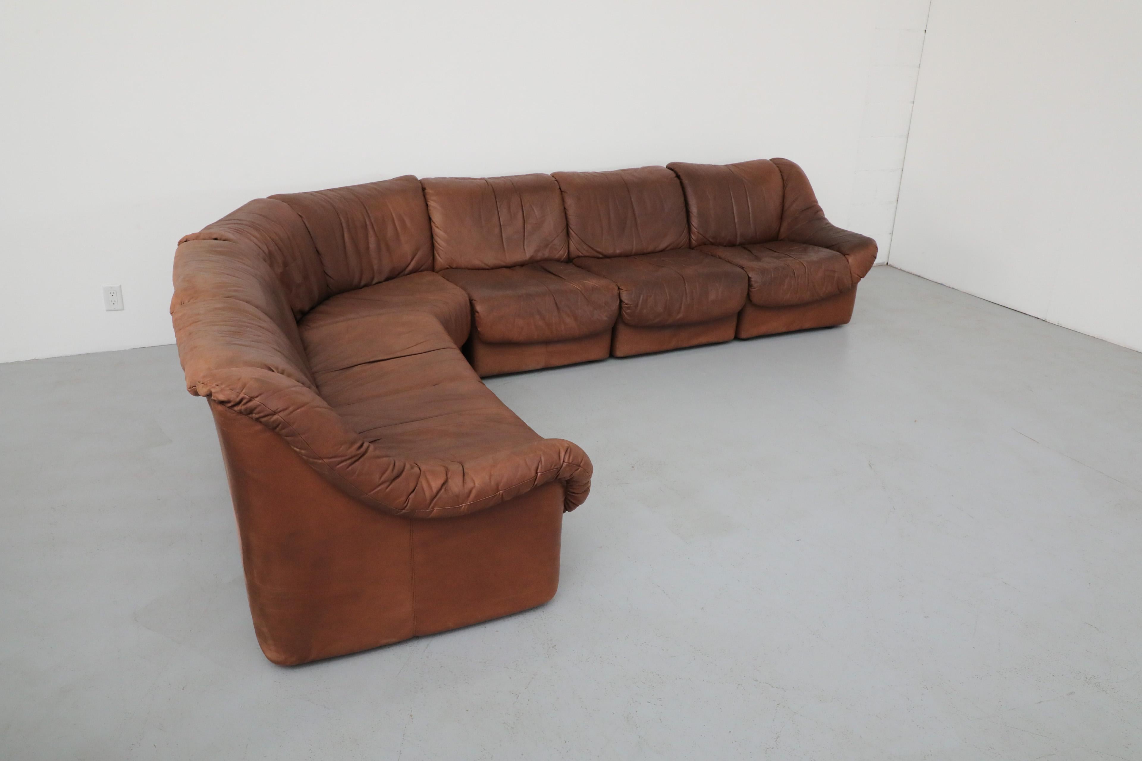 Mid-Century Modern Canapé sectionnel modulaire de style De Sede du milieu du siècle 5 pièces en cuir pour fumeurs en vente