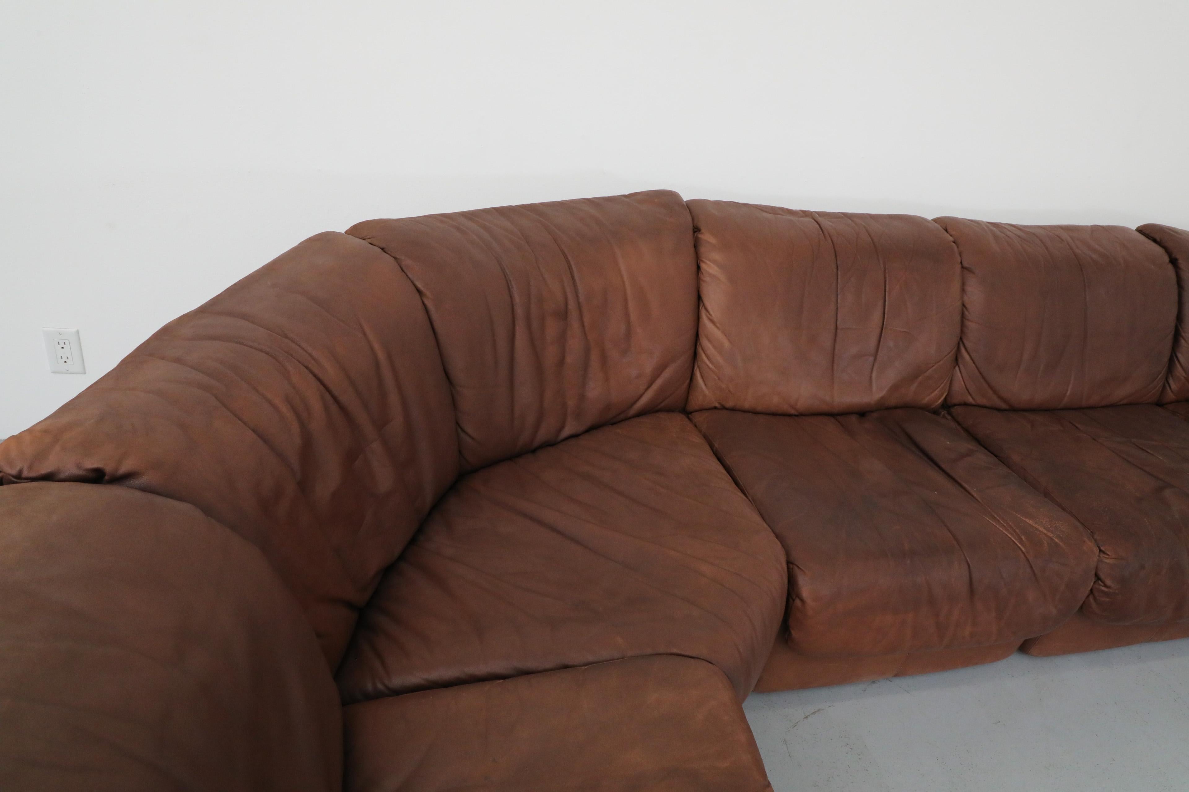 Canapé sectionnel modulaire de style De Sede du milieu du siècle 5 pièces en cuir pour fumeurs Bon état - En vente à Los Angeles, CA