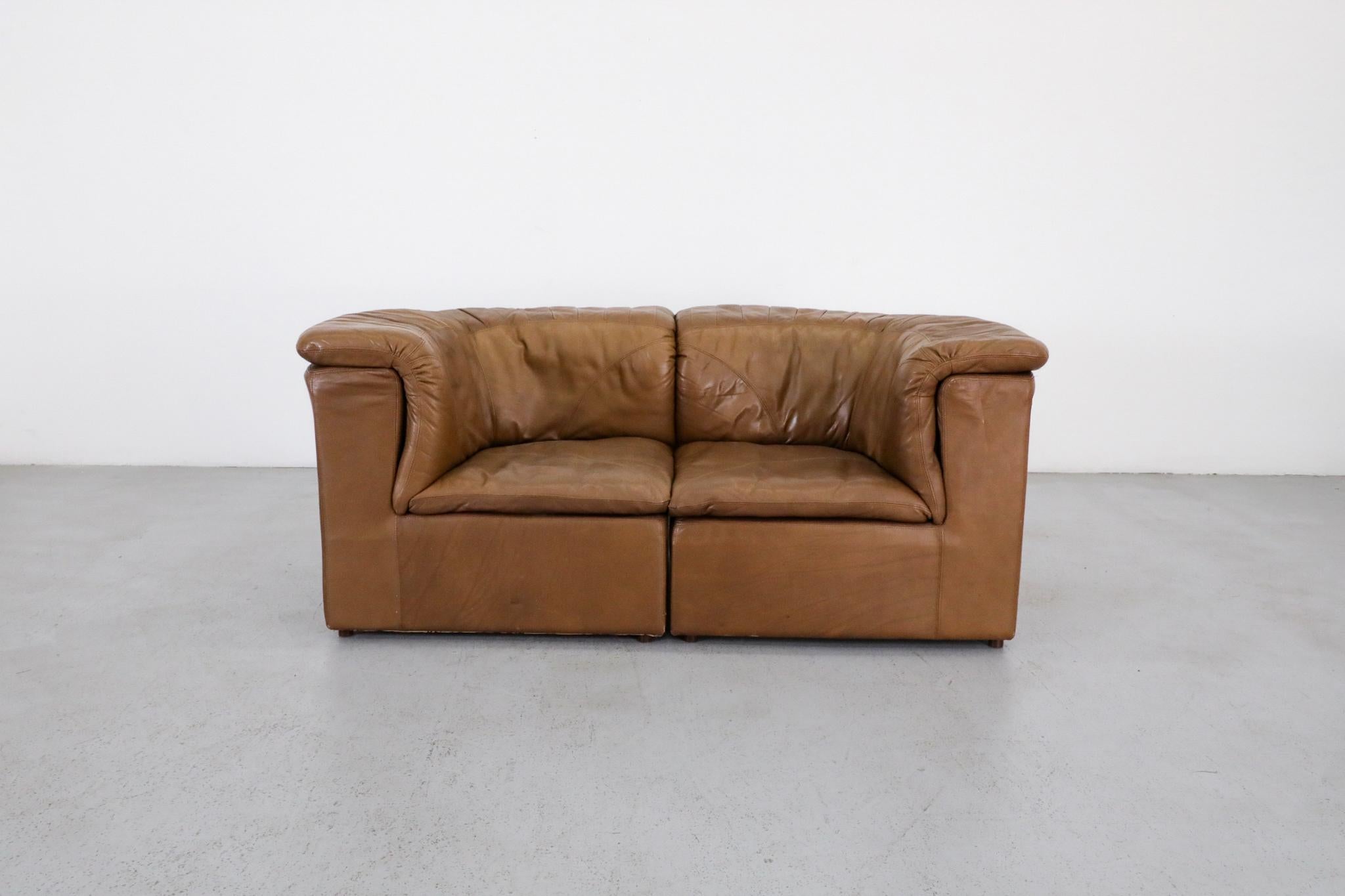 Causeuse 2 pièces en cuir du milieu du siècle, par Laauser. Ce canapé est composé de 2 pièces d'angle. En état d'origine avec une usure visible, y compris des rayures, des éraflures, des indentations et de la patine. L'usure est conforme à son âge