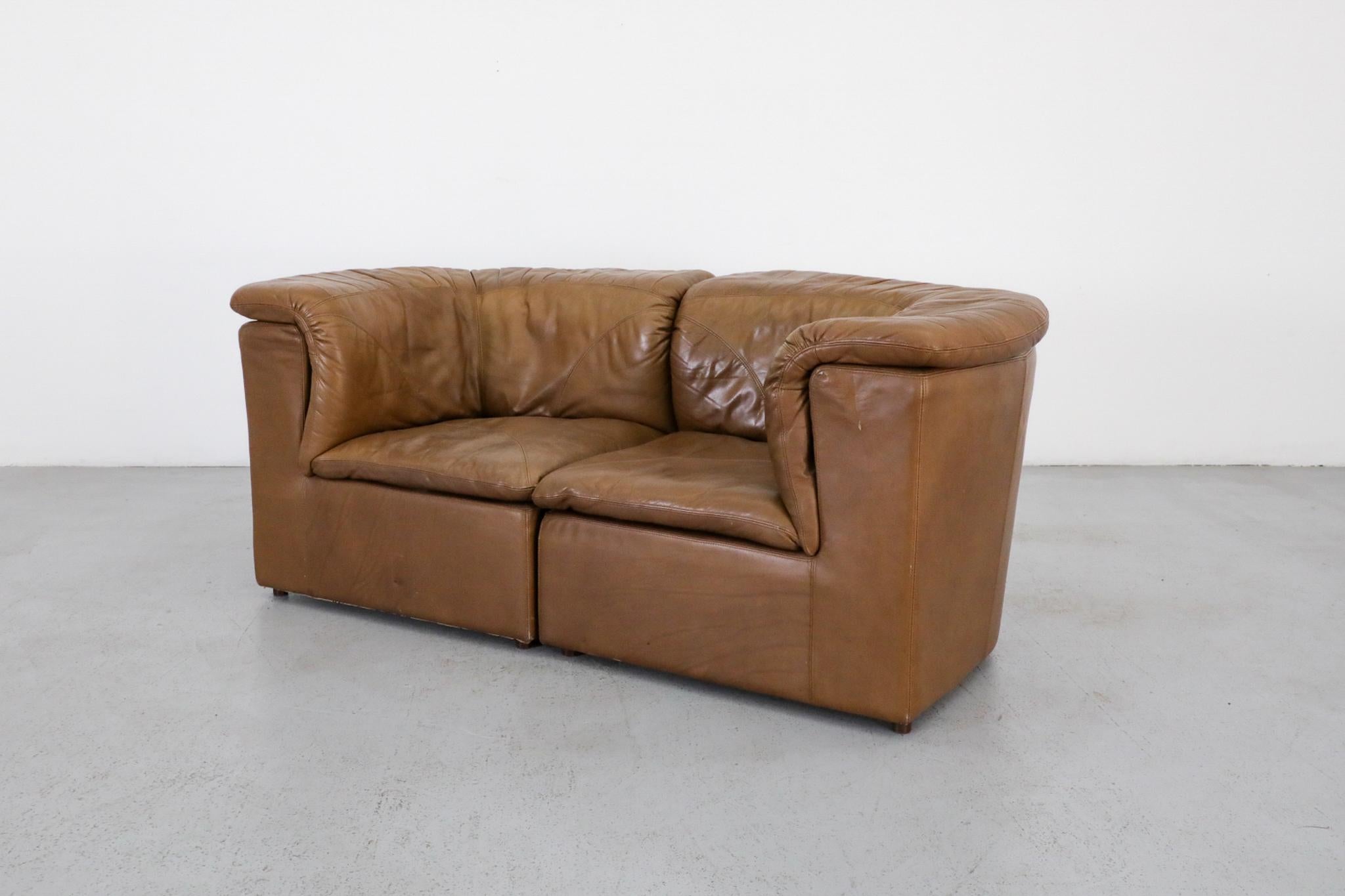 Mid-Century Modern Loveseat de style De Sede du milieu du siècle deux pièces en cuir de Laauser en vente