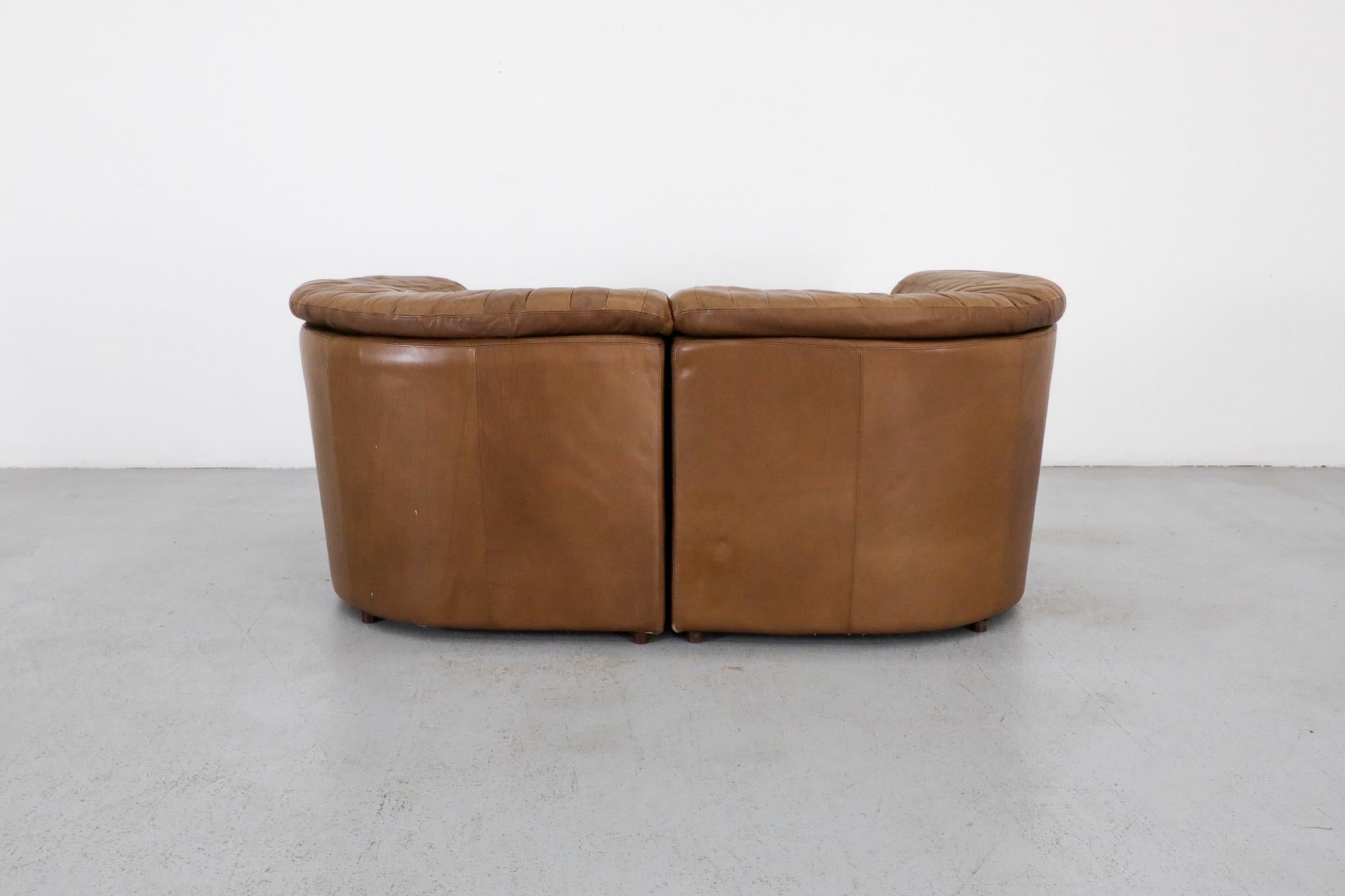 20ième siècle Loveseat de style De Sede du milieu du siècle deux pièces en cuir de Laauser en vente