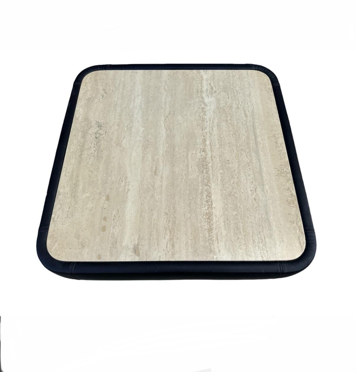Table basse en travertin de Sede et cuir marron. Enveloppé de cuir brun surpiqué, avec un cadre en bois et un épais plateau en travertin. La table est en bon état. Prêt à l'emploi. Situé à Brooklyn NYC.

Seulement (1) table disponible 

Dimensions