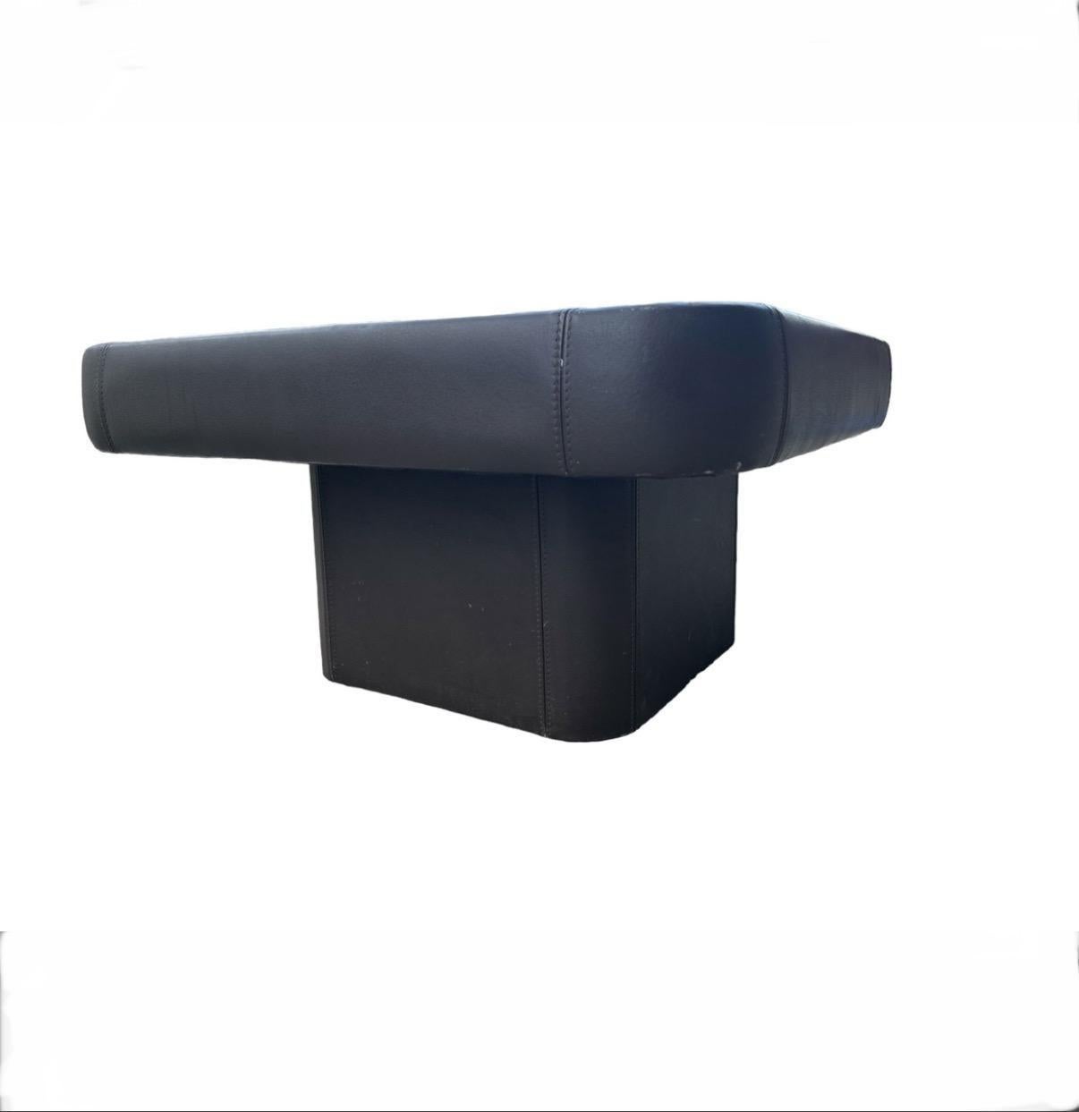 Mid-Century Modern Table basse en travertin et cuir Brown du milieu du siècle de De Sede en vente