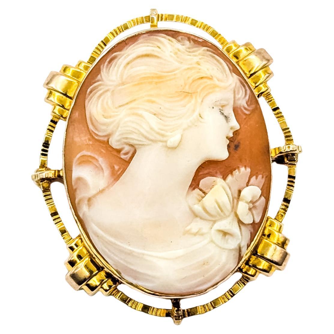 Broche en or jaune 10k avec camée en coquillage du milieu du siècle dernier