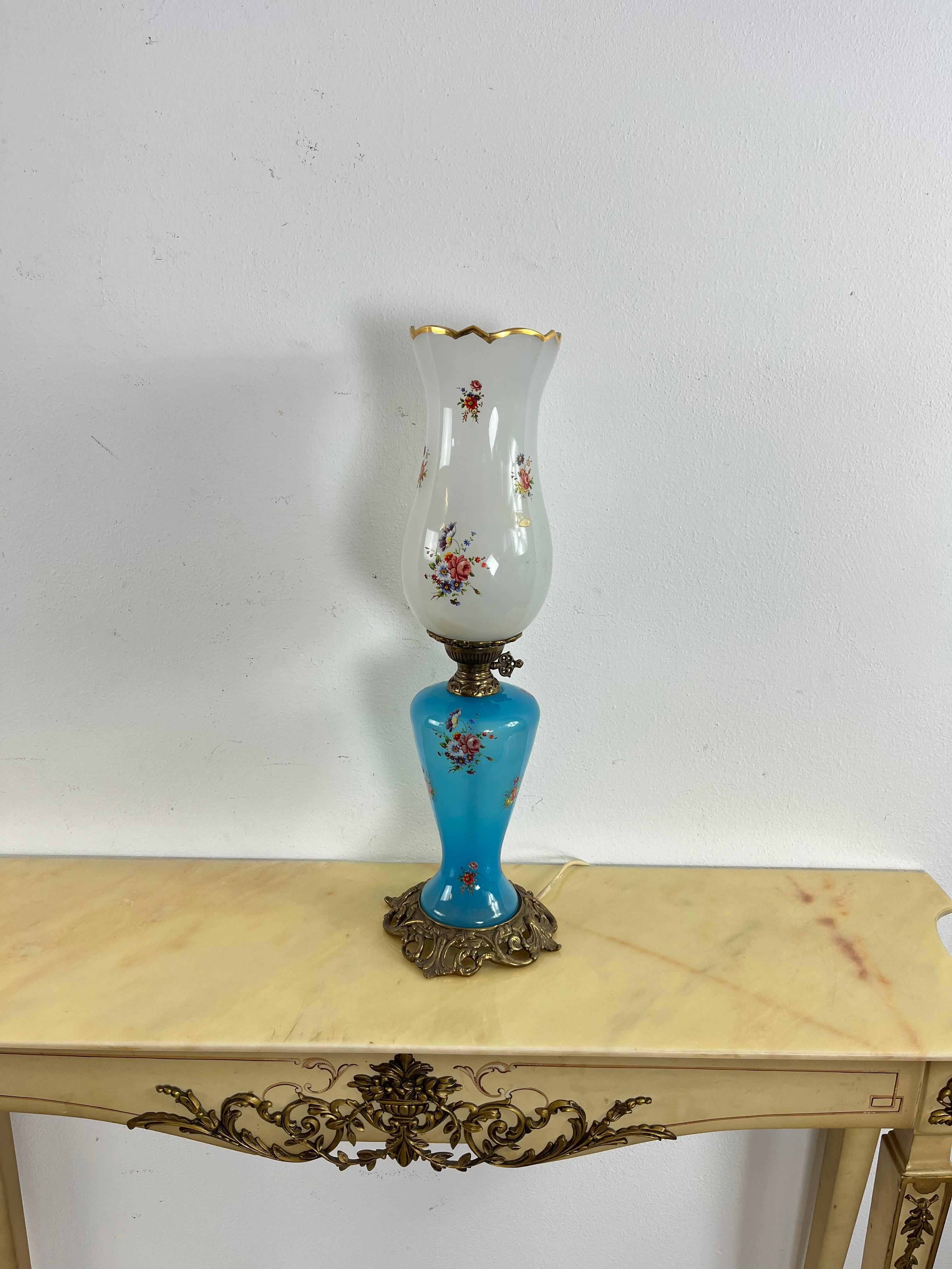 Lámpara de sobremesa de cristal de Murano opalino decorado de mediados de siglo , años 50 en venta 4