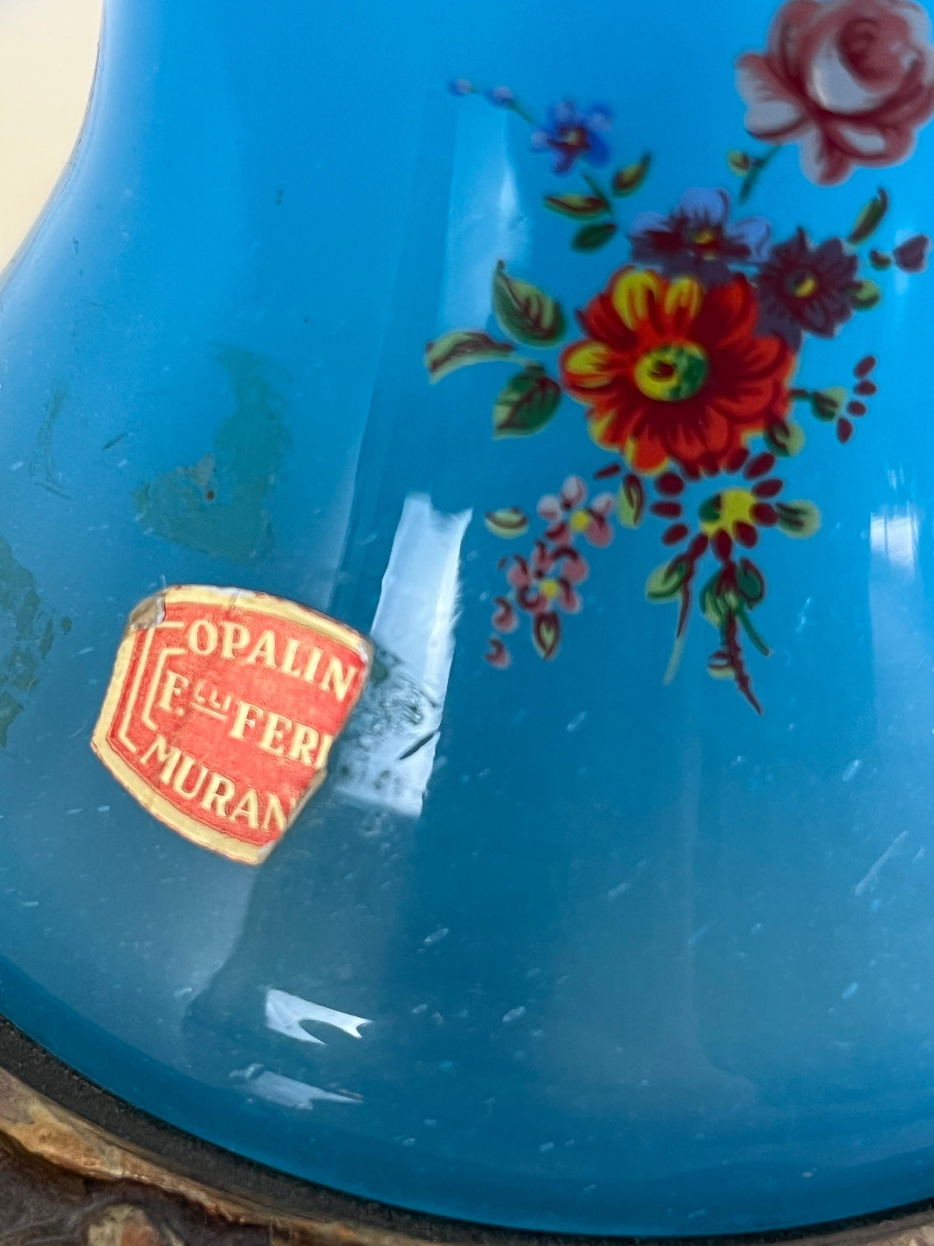Lámpara de sobremesa de cristal de Murano opalino decorado de mediados de siglo , años 50 en Bueno estado para la venta en Palermo, IT
