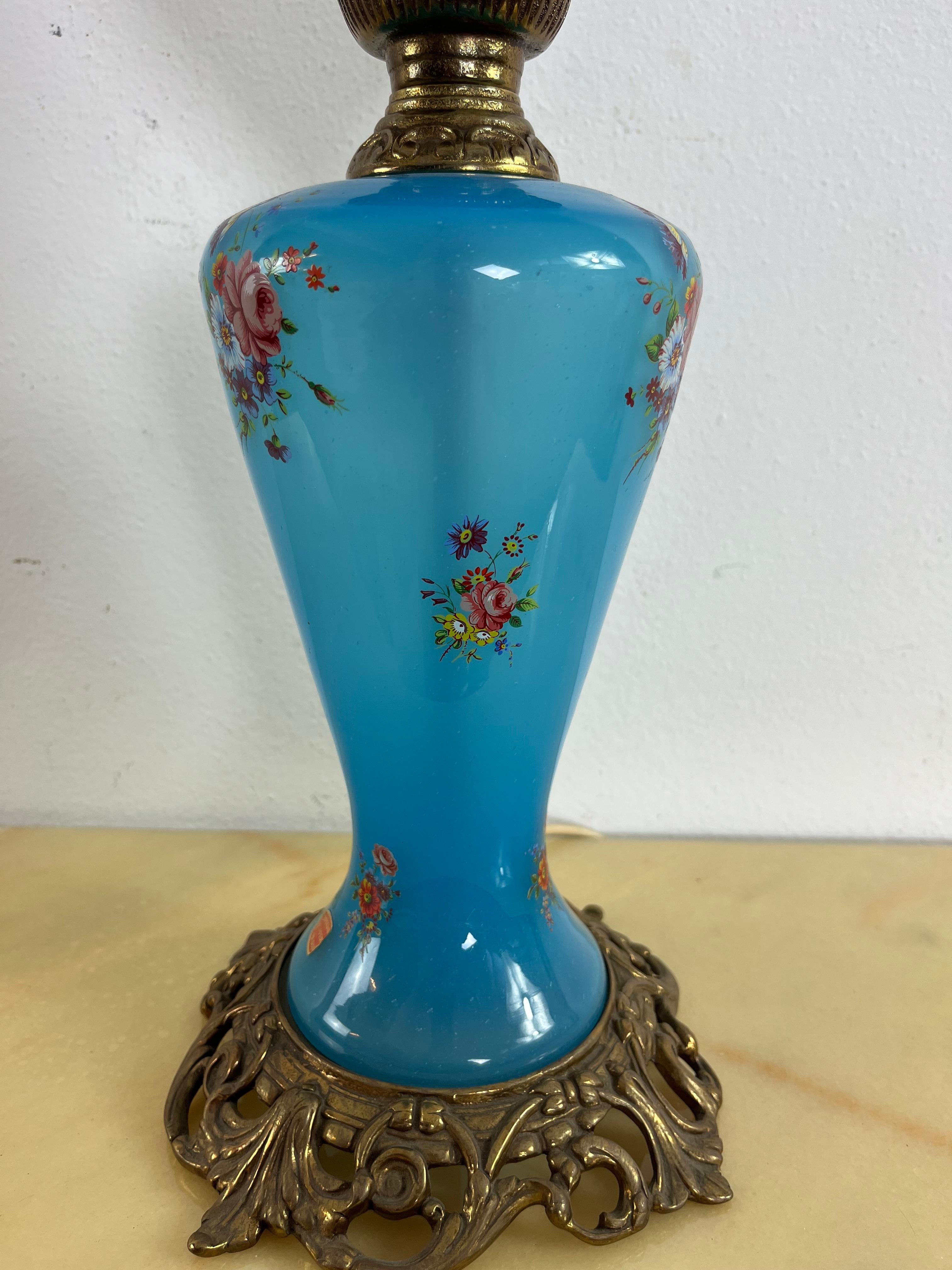 Lámpara de sobremesa de cristal de Murano opalino decorado de mediados de siglo , años 50 Cristal de Murano en venta