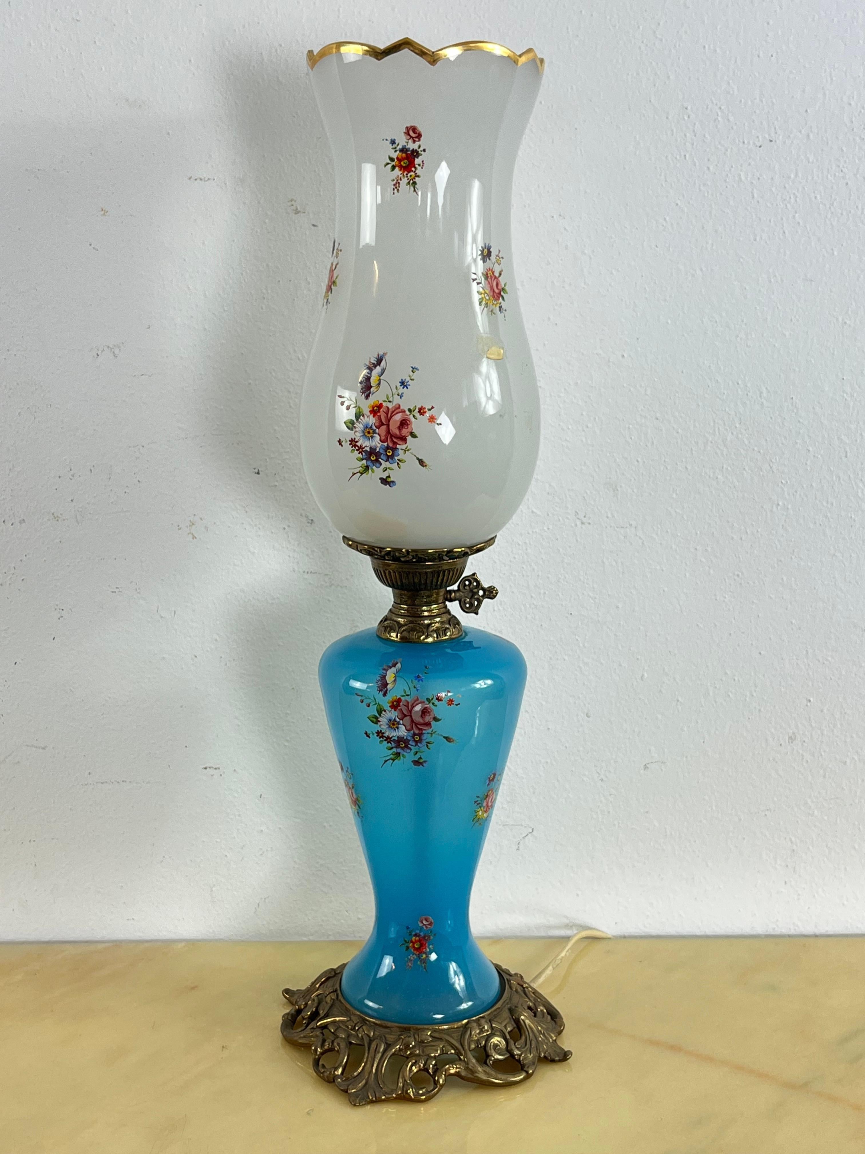 Lámpara de sobremesa de cristal de Murano opalino decorado de mediados de siglo , años 50 en venta 1