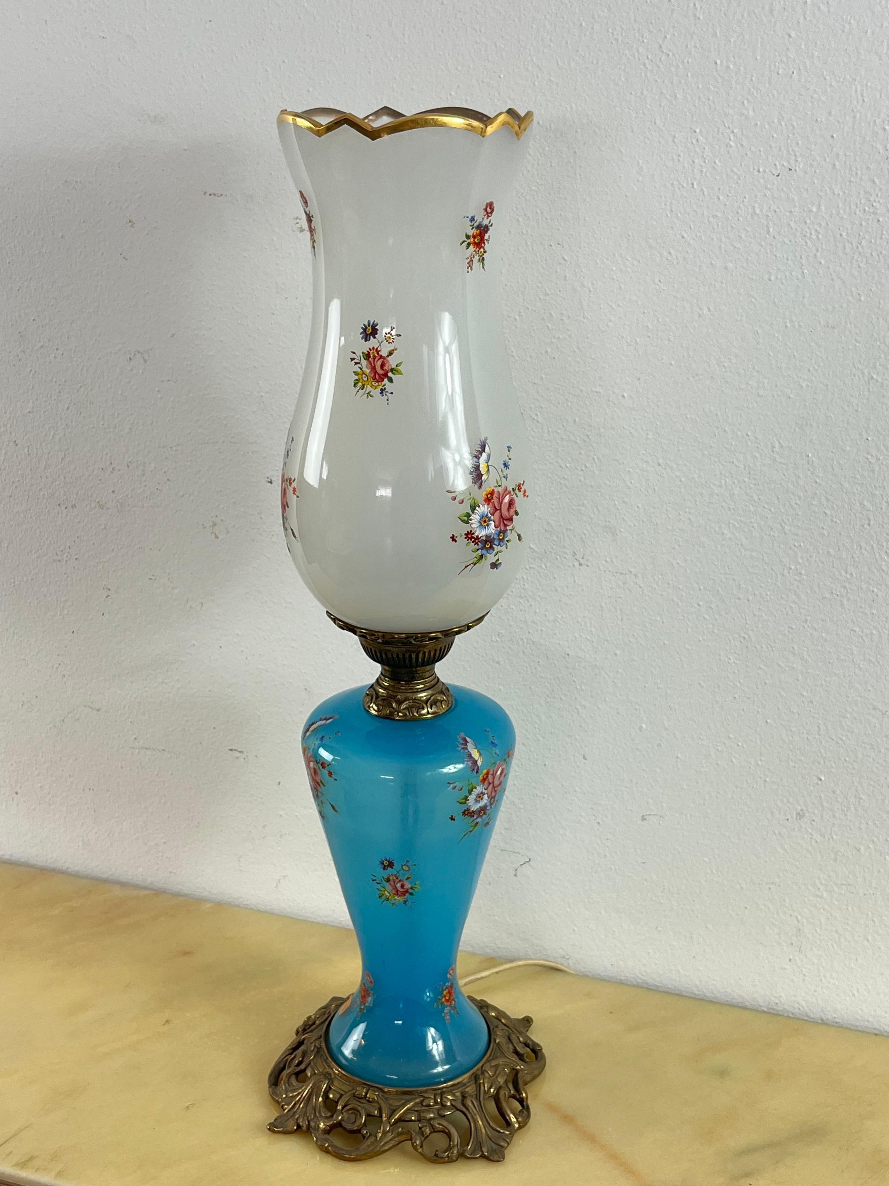 Lámpara de sobremesa de cristal de Murano opalino decorado de mediados de siglo , años 50 en venta 2