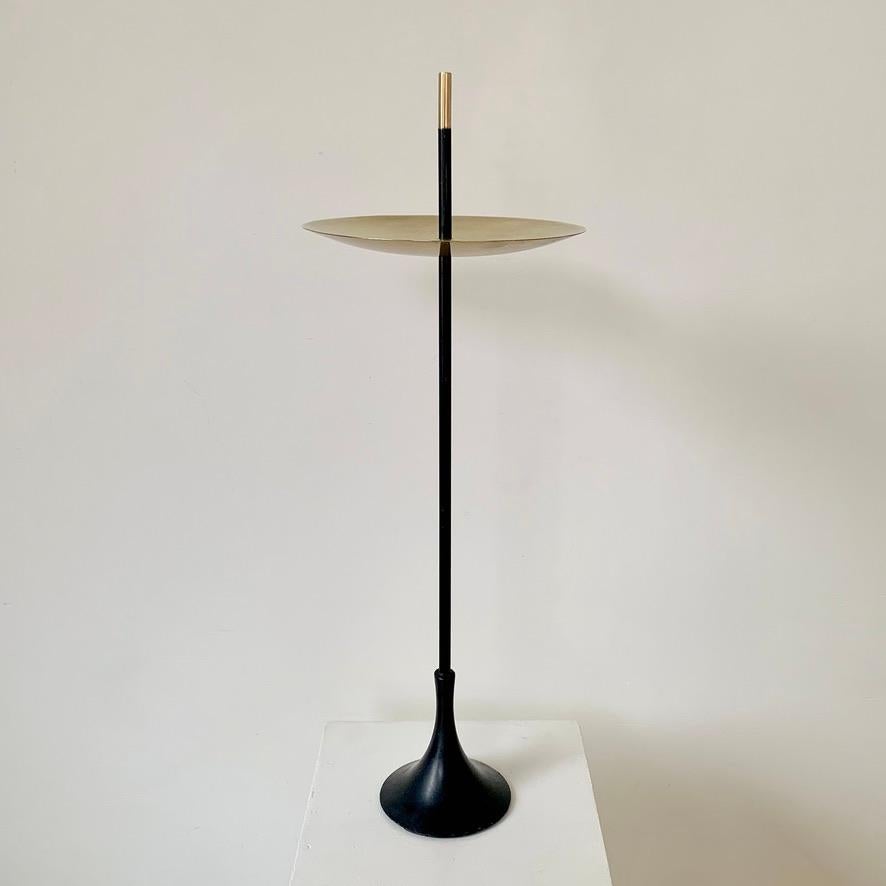 Très chic cendrier décoratif du milieu du siècle ou support de vide poche, circa 1960, Italie.
Laiton et métal laqué noir.
Dimensions : 62 cm de hauteur, 22 cm de diamètre : 62 cm de hauteur, 22 cm de diamètre.
Bon état d'origine.
Tous les achats