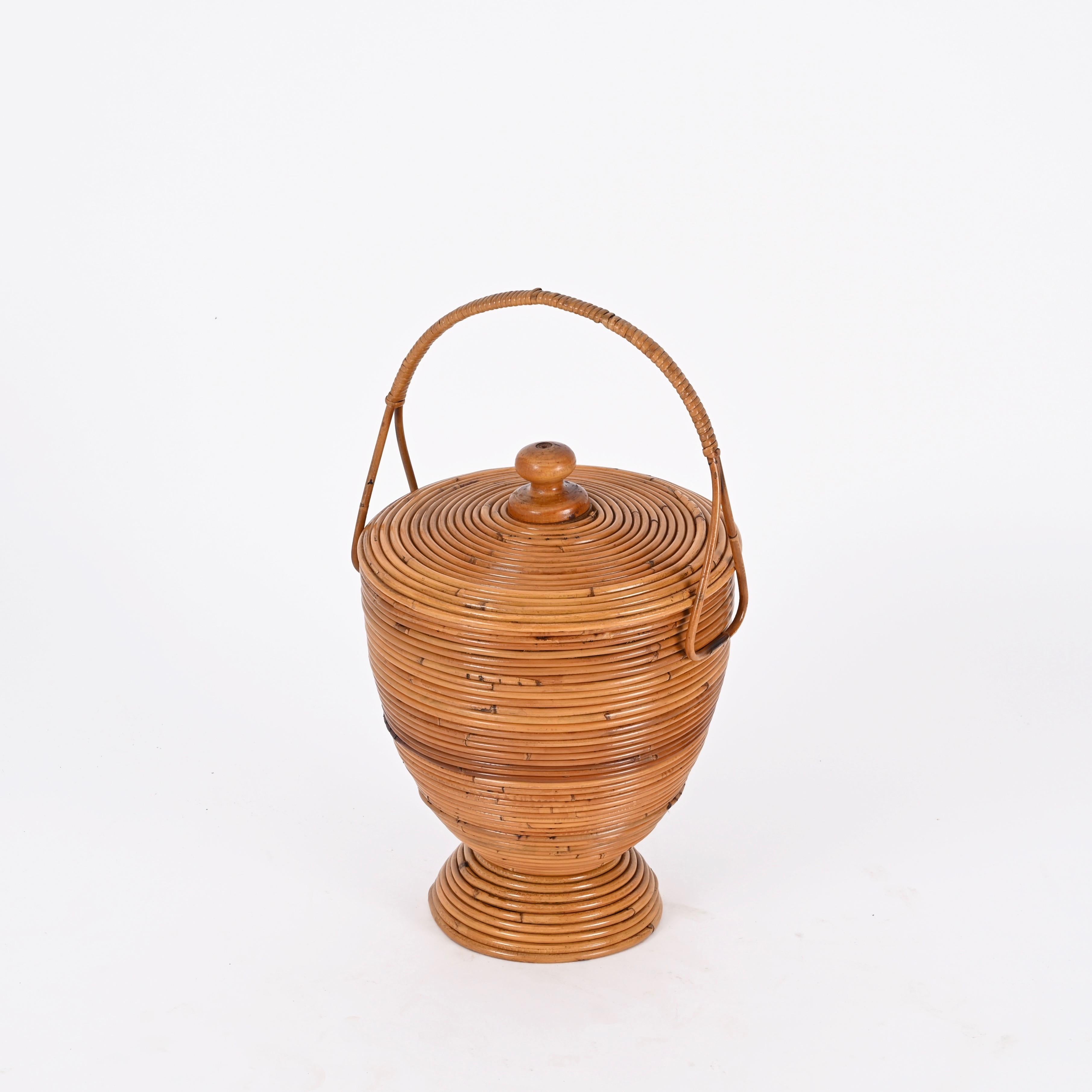 Stunning Mid-Century basket in curved rattan and wicker with a blond walnut knob. This lovely decorative basket was made by Vivai del Sud in Italy in the 1970s.

This catch-all basket is fully made in curved rattan, the handle is decorated by woven