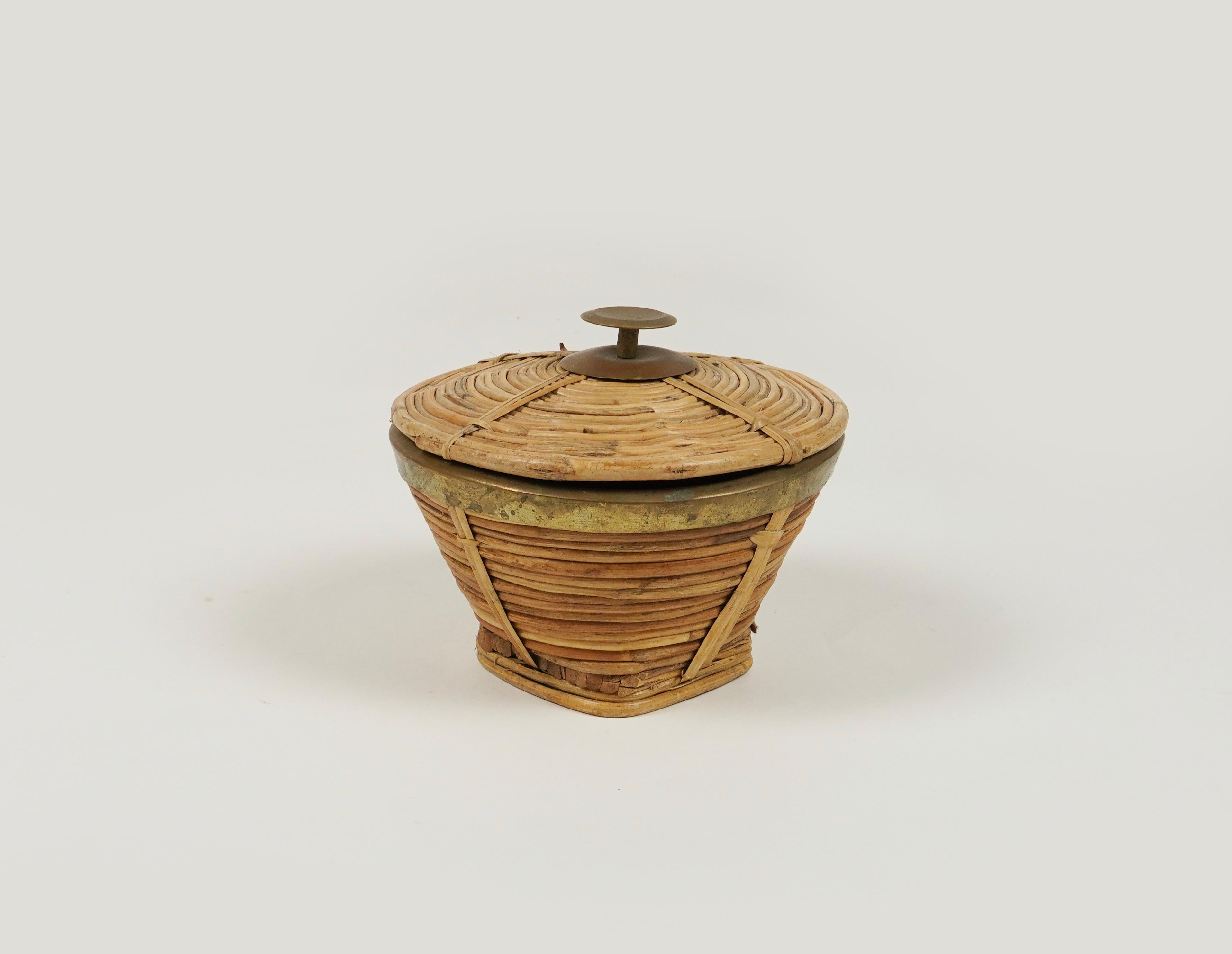 Italian Mid-Century Decorative Bowl Box in Rattan and Brass, Italy 1970s For Sale
