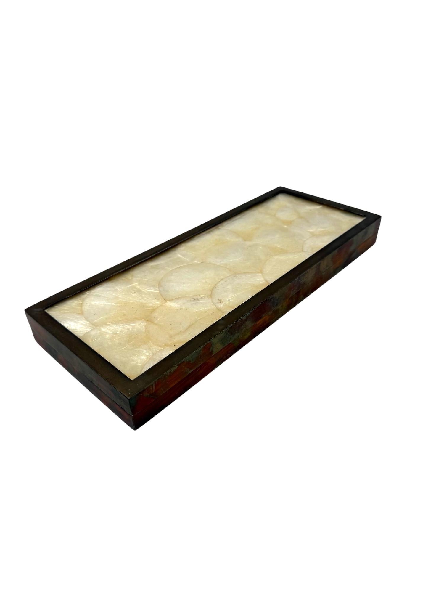 Caja decorativa Midcentury

Italia, hacia 1960

Latón, cristal, nácar

Al 3 cm x 12 × 30 cm

Estado: muy bueno, ligeros defectos