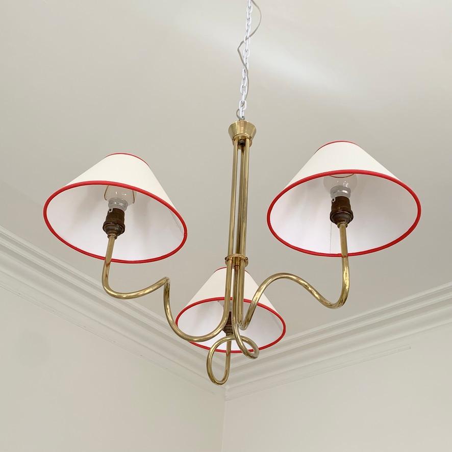 Lampadario decorativo in ottone di metà secolo, 1950 circa, Francia. in vendita 6