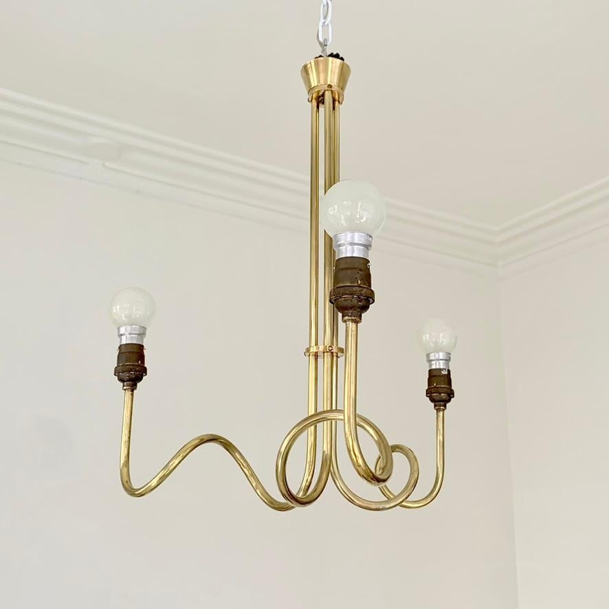 Lampadario decorativo in ottone di metà secolo, 1950 circa, Francia. in vendita 9