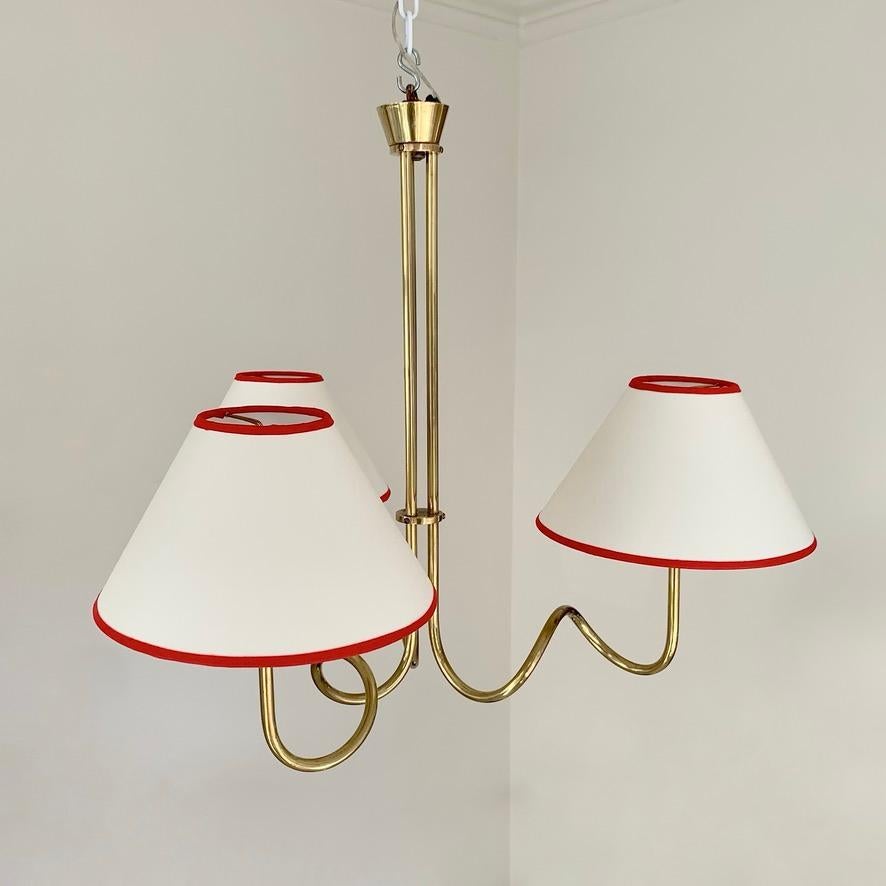 Francese Lampadario decorativo in ottone di metà secolo, 1950 circa, Francia. in vendita