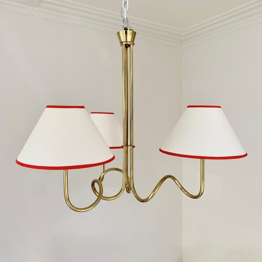 Lampadario decorativo in ottone di metà secolo, 1950 circa, Francia. In condizioni buone in vendita a Brussels, BE
