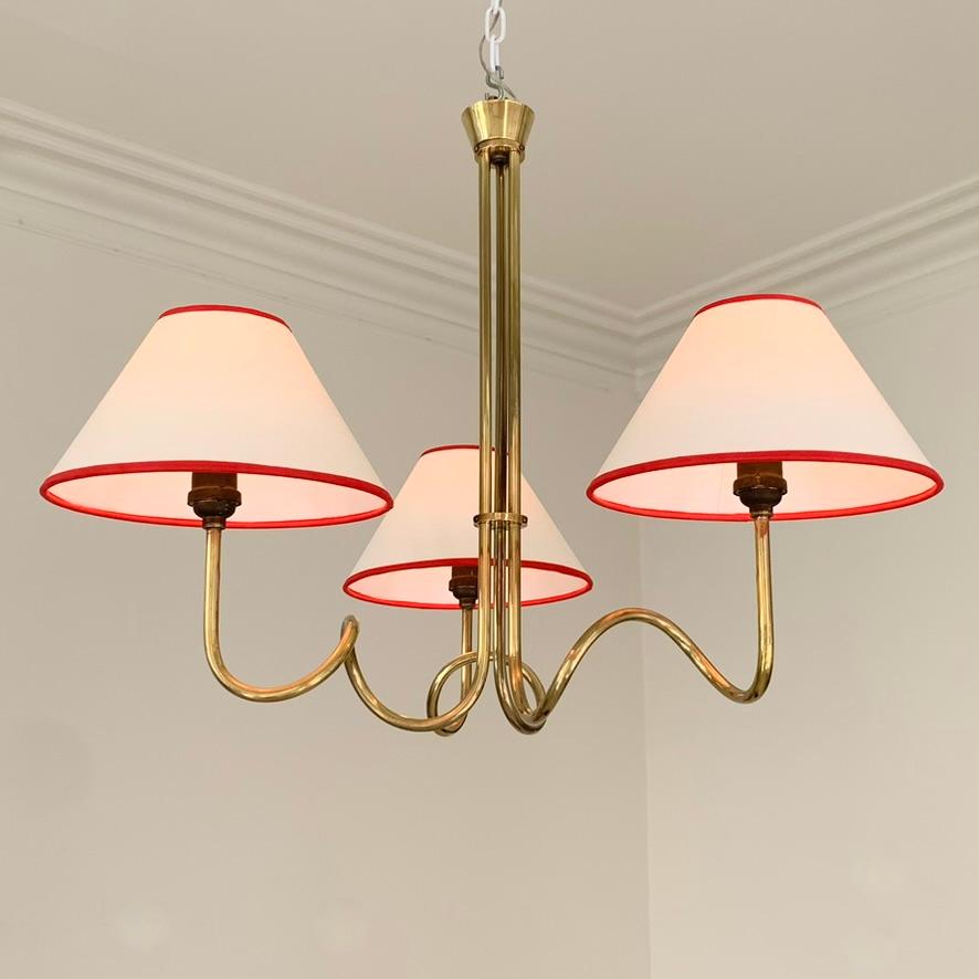 Metà XX secolo Lampadario decorativo in ottone di metà secolo, 1950 circa, Francia. in vendita