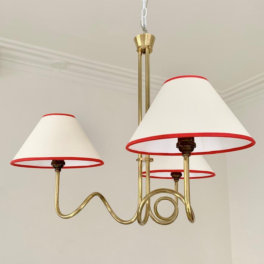 Lampadario decorativo in ottone di metà secolo, 1950 circa, Francia. in vendita 1