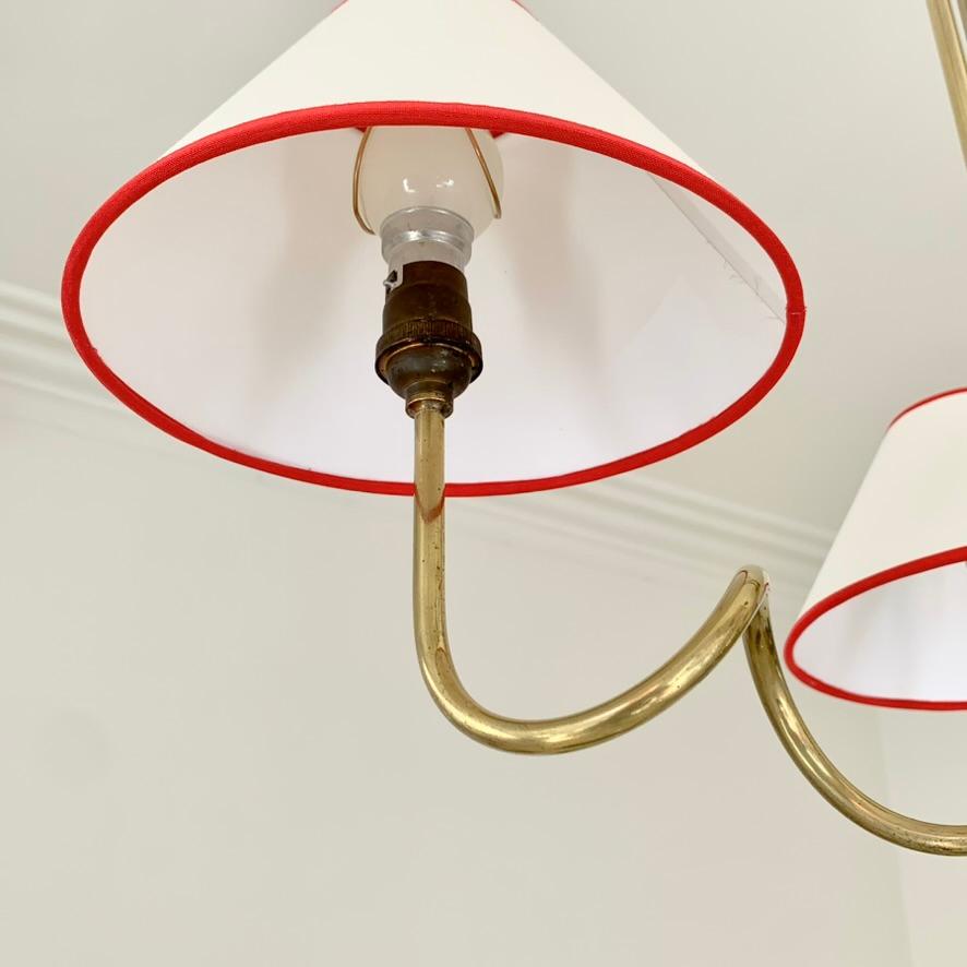 Lampadario decorativo in ottone di metà secolo, 1950 circa, Francia. in vendita 2