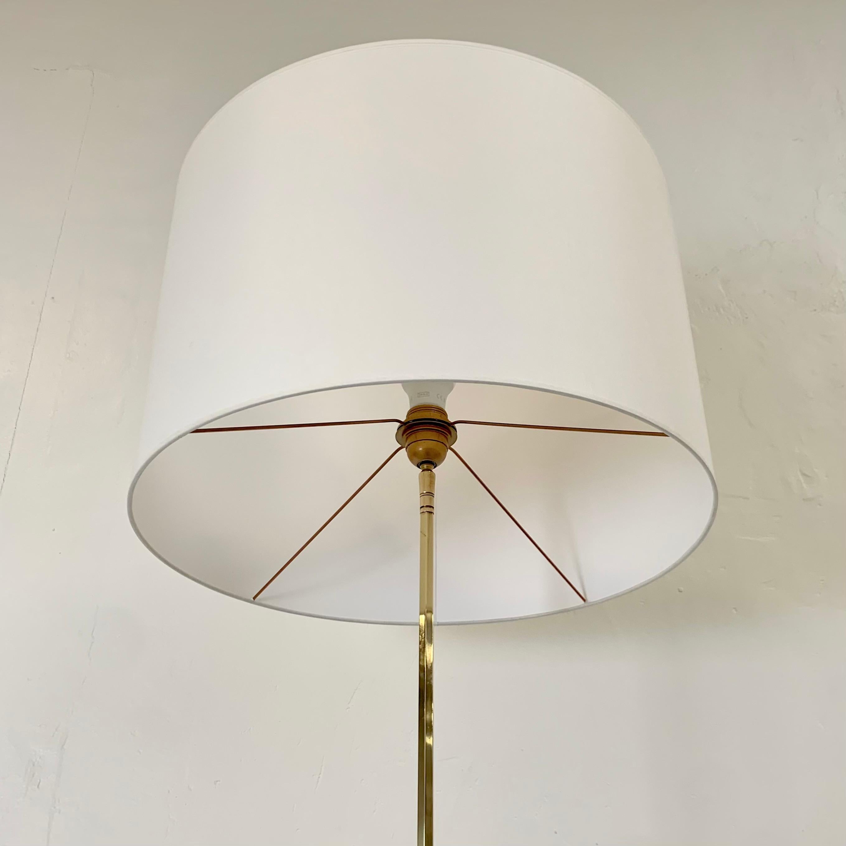 Dekorative Stehlampe aus Messing aus der Mitte des Jahrhunderts, um 1960, Frankreich. im Angebot 6