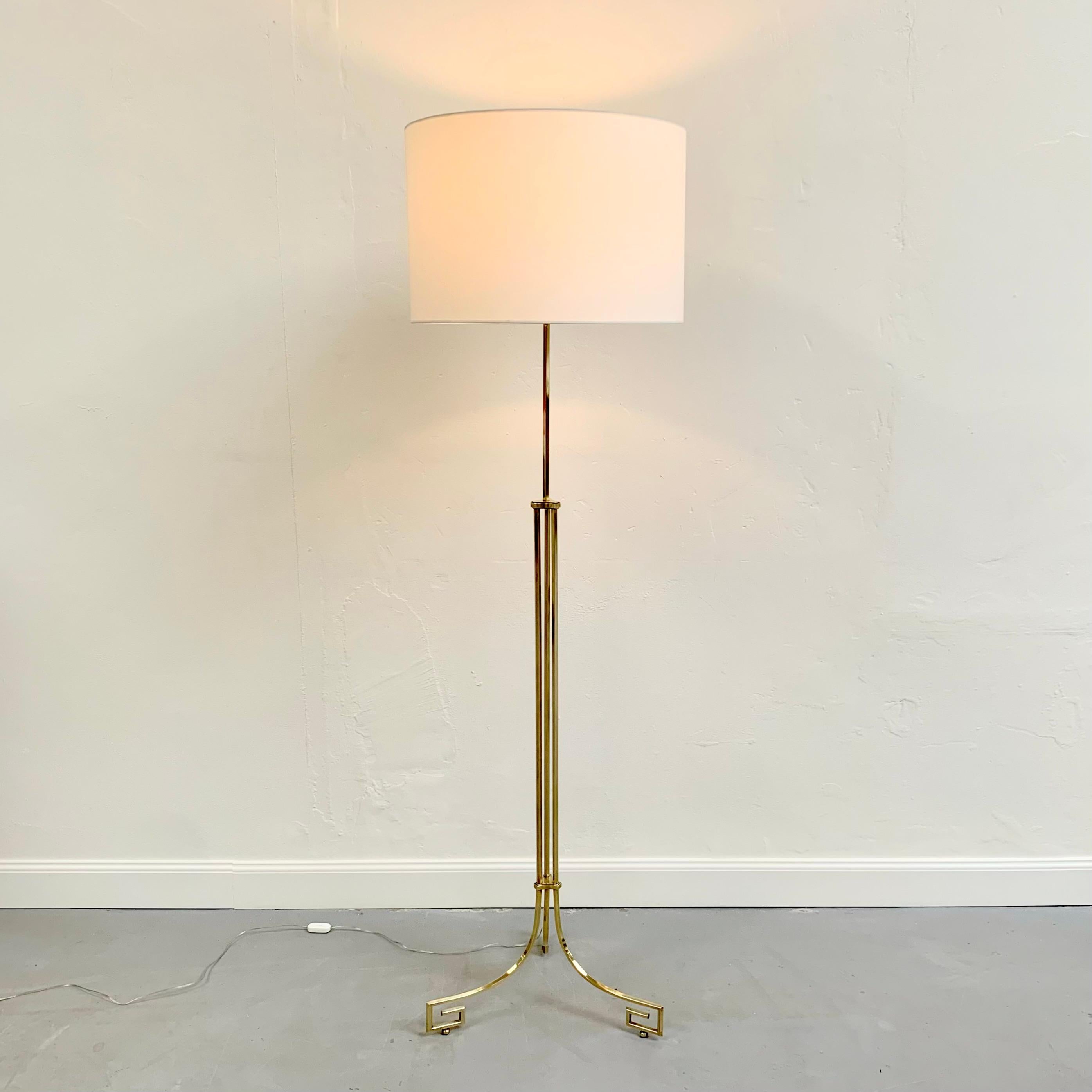 Dekorative Stehlampe aus Messing aus der Mitte des Jahrhunderts, um 1960, Frankreich. im Angebot 7