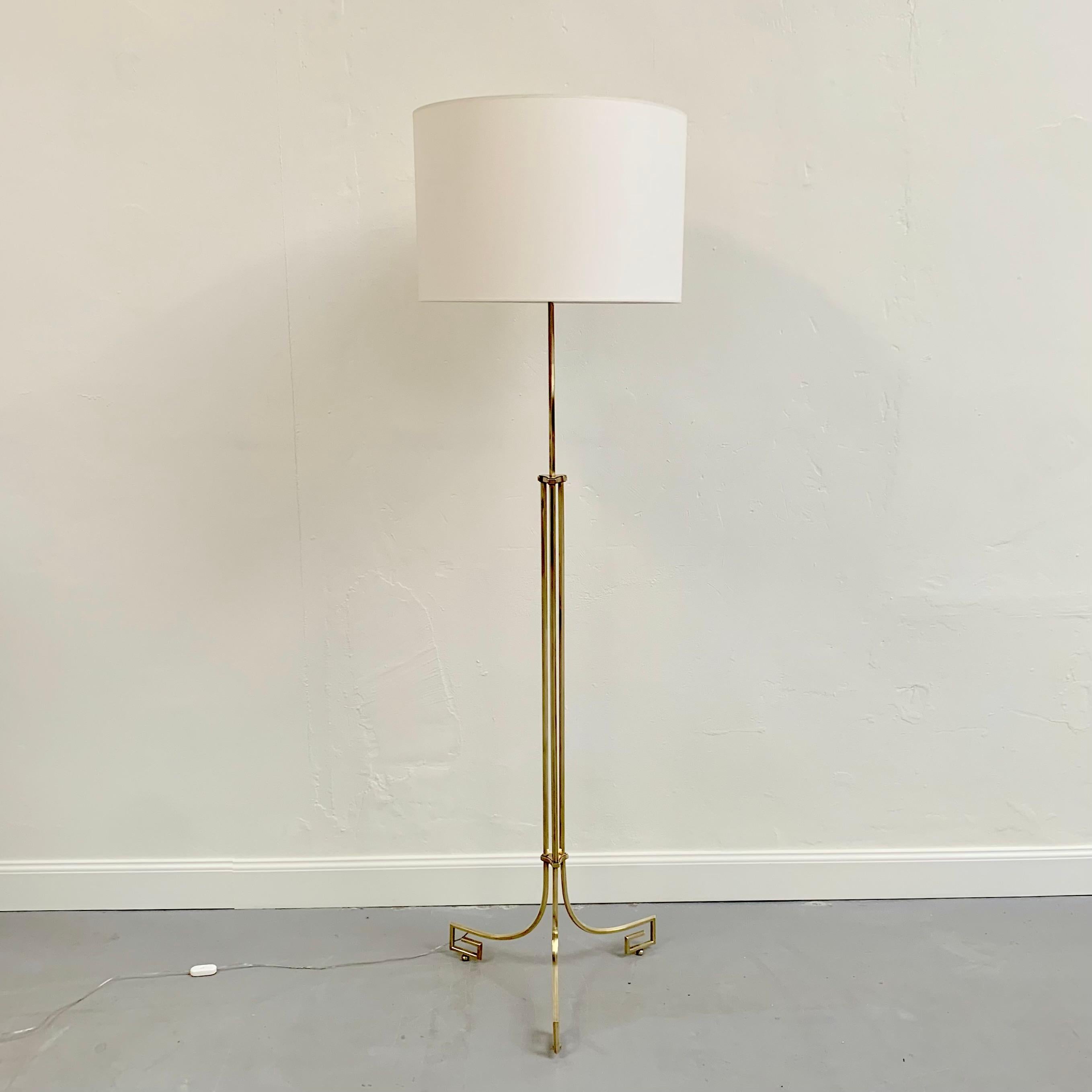 Schöne dekorative Stehlampe aus der Mitte des Jahrhunderts, ca. 1960 Frankreich.
Messing und neuer cremefarbener Schirm.
Neu verkabelt.
Abmessungen: 177 cm H, 50 cm Durchmesser.
Alle Käufe sind durch unsere Käuferschutzgarantie abgedeckt.
Dieser
