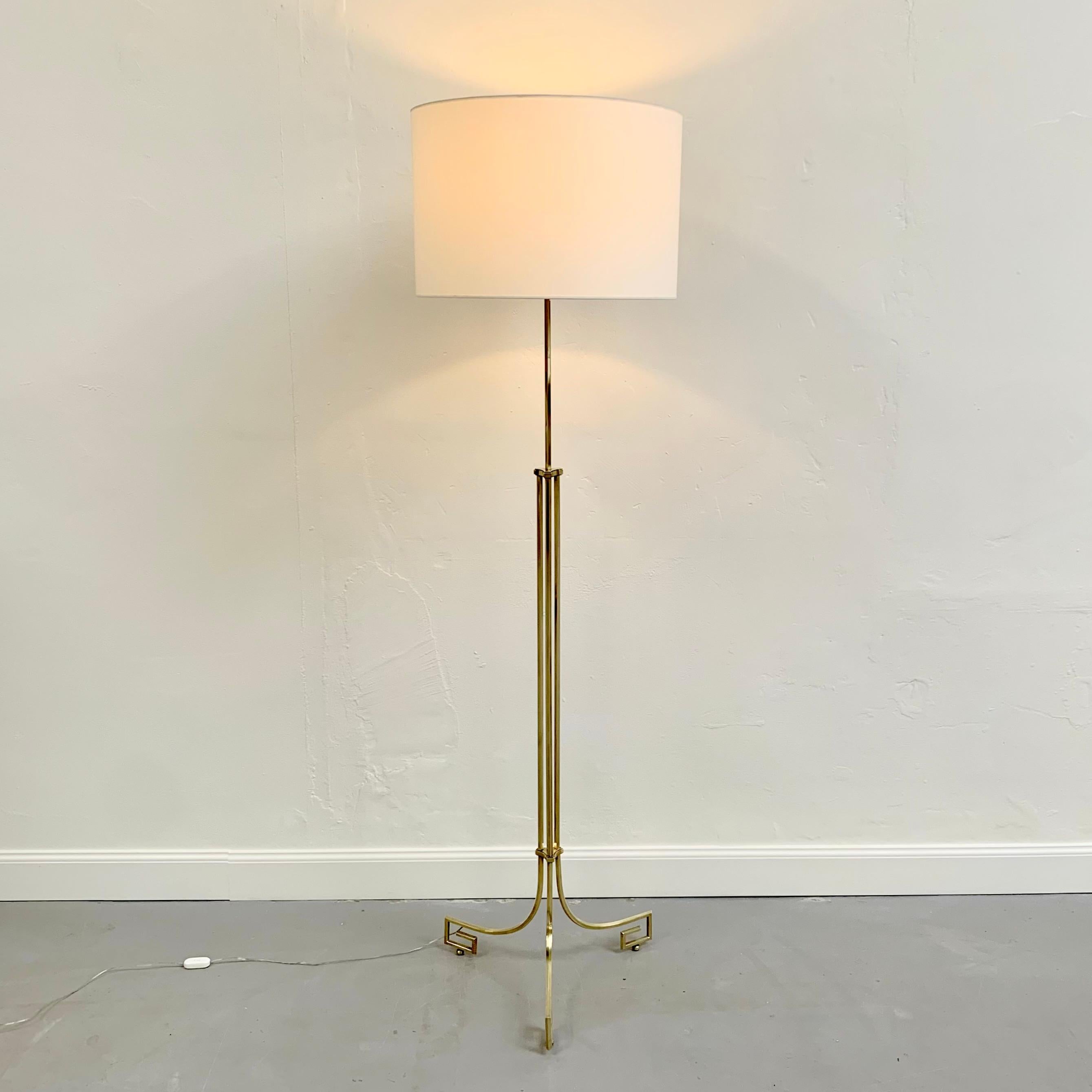Dekorative Stehlampe aus Messing aus der Mitte des Jahrhunderts, um 1960, Frankreich. (Moderne der Mitte des Jahrhunderts) im Angebot