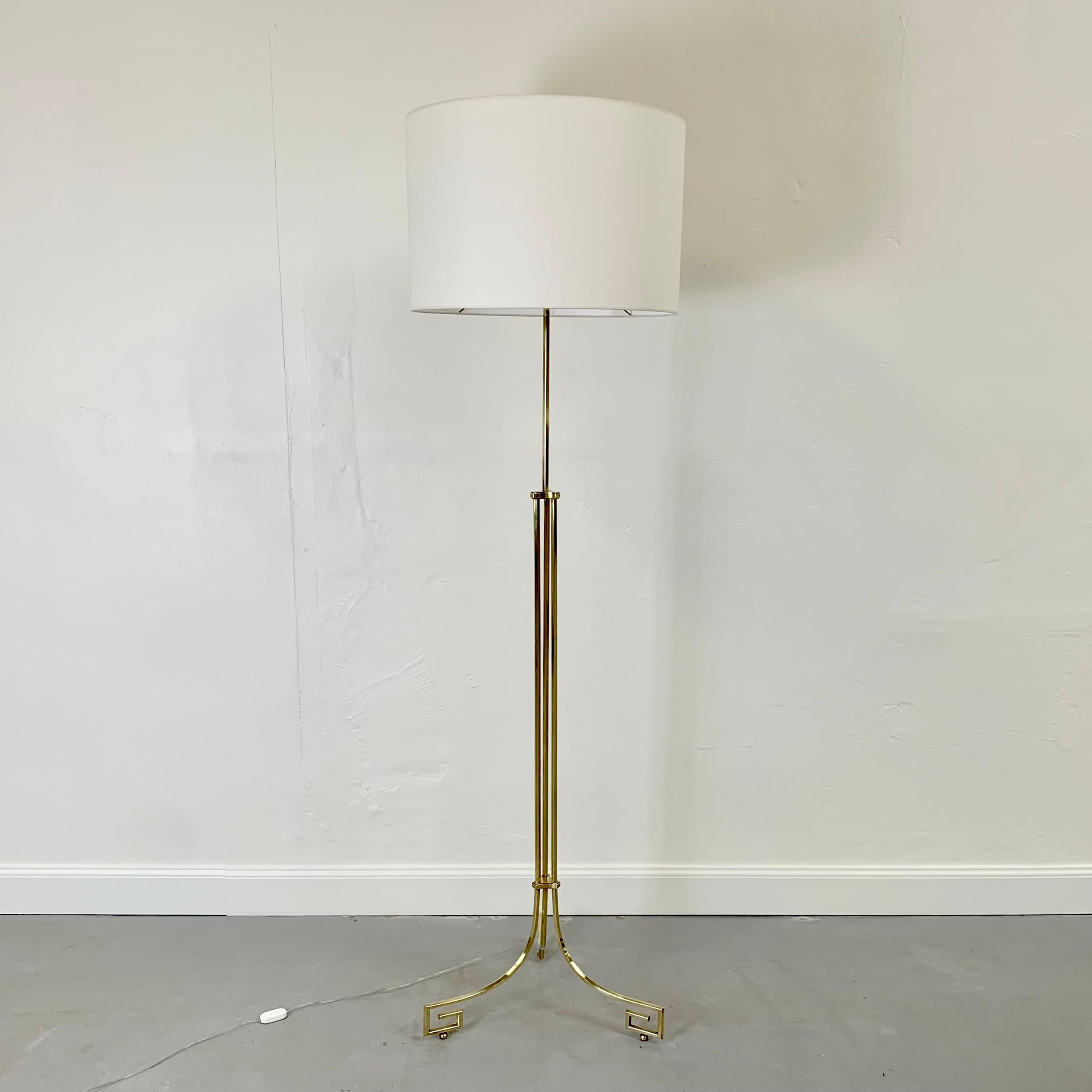Dekorative Stehlampe aus Messing aus der Mitte des Jahrhunderts, um 1960, Frankreich. (Französisch) im Angebot