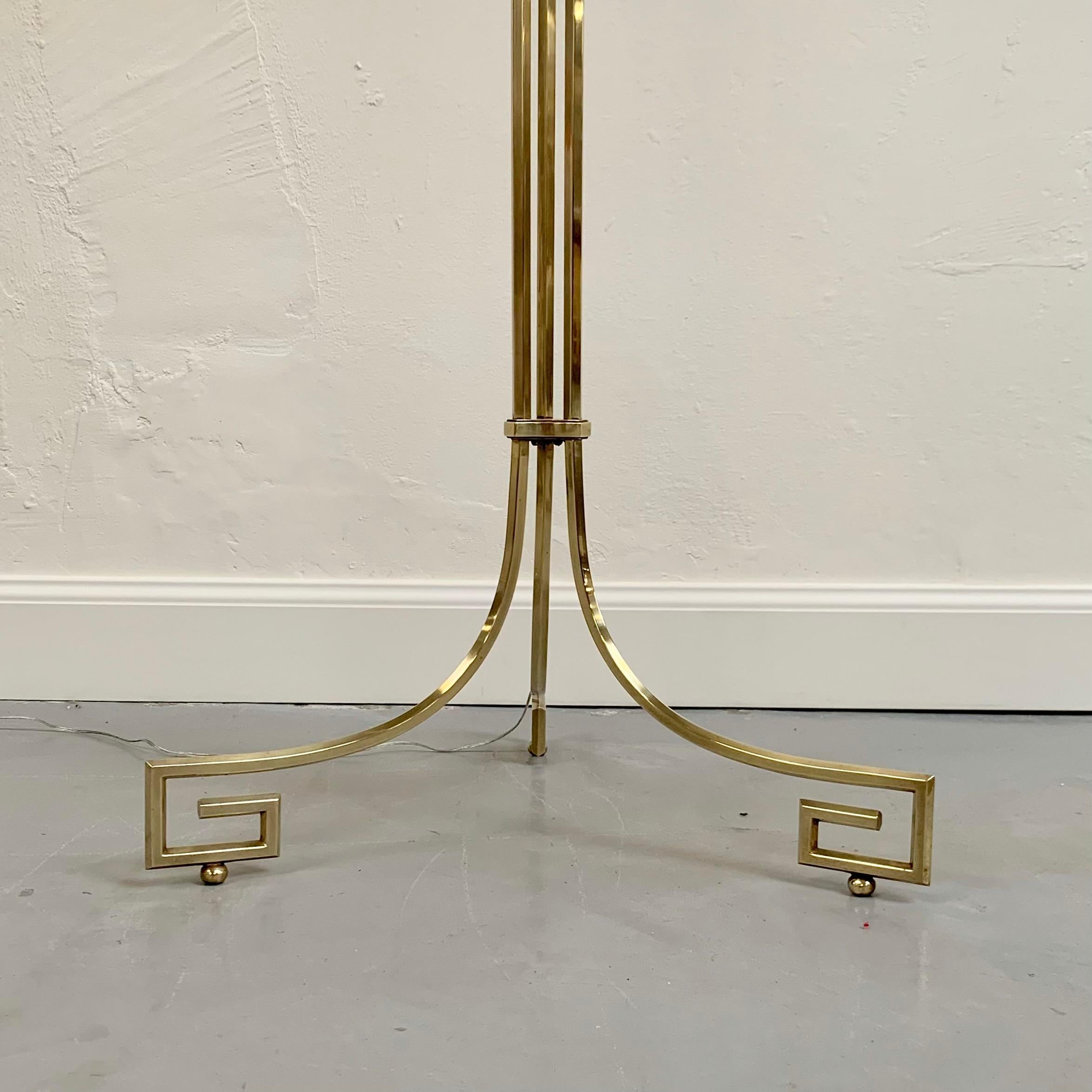 Dekorative Stehlampe aus Messing aus der Mitte des Jahrhunderts, um 1960, Frankreich. (Poliert) im Angebot