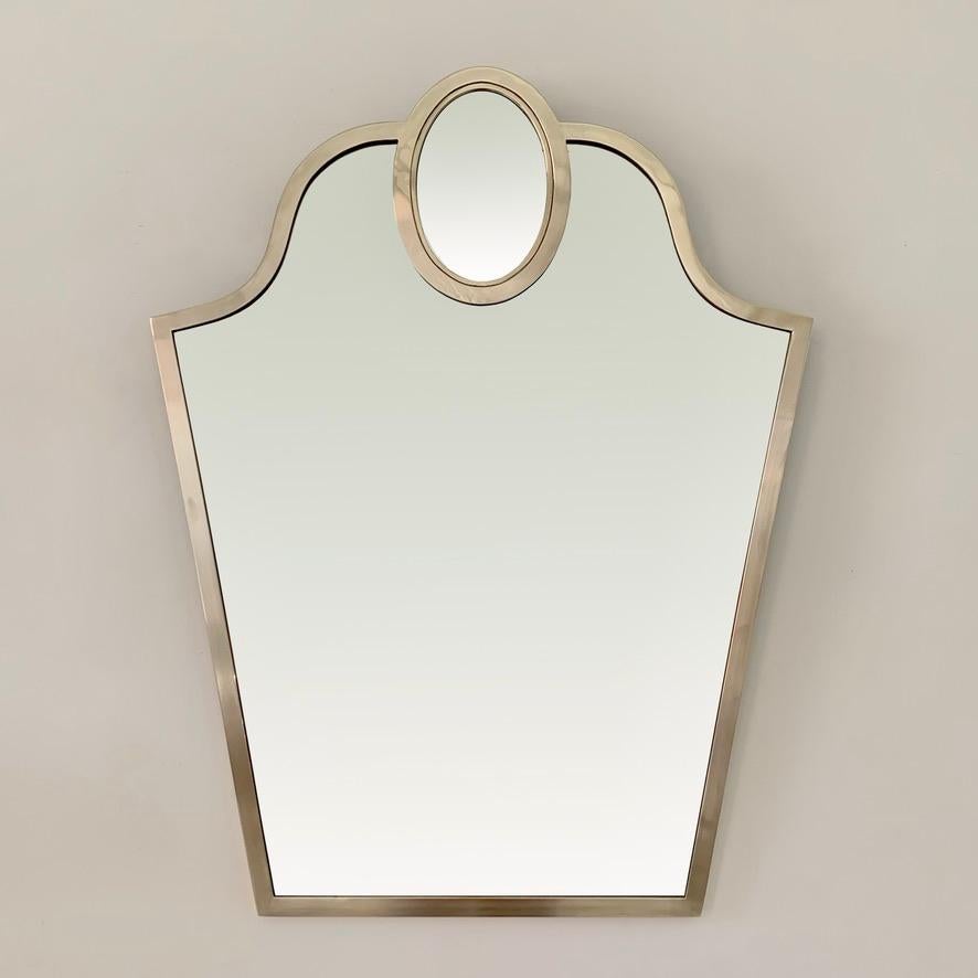 Elegant et inhabituel miroir mural du milieu du siècle, vers 1950, Italie.
Laiton, miroir biseauté.
Miroir vintage très décoratif en bon état.
Dimensions : 75 cm de haut, 60 cm de large, 2 cm de profondeur : 75 cm H, 60 cm L, 2 cm P.
Tous les achats