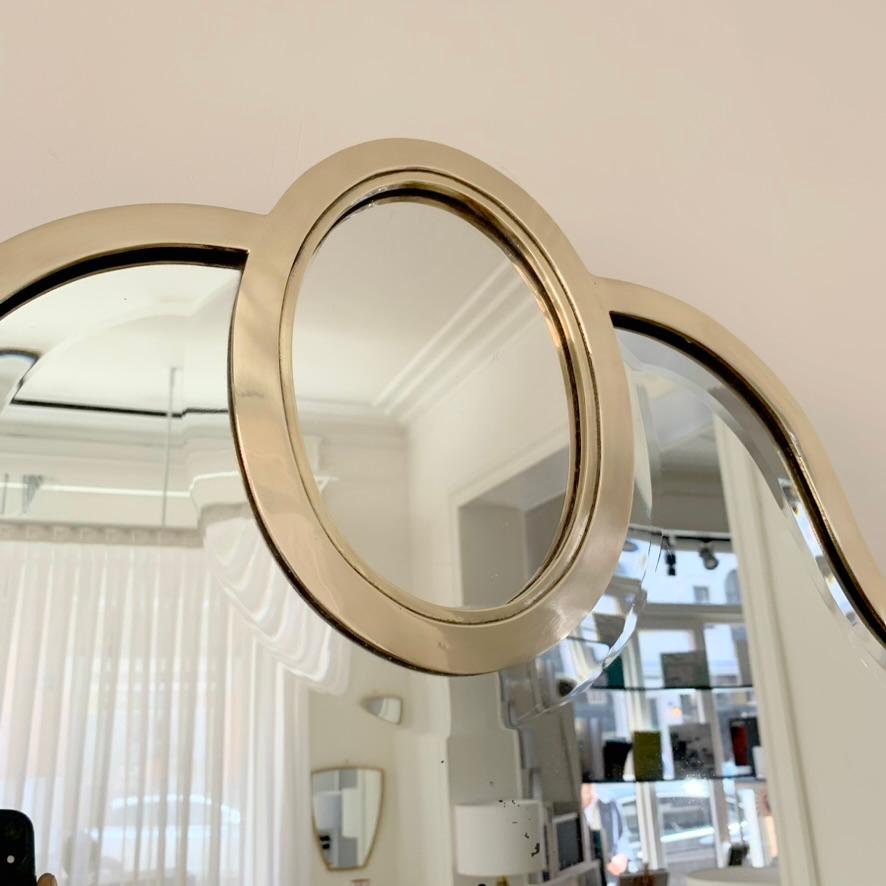 Milieu du XXe siècle Miroir Decorative Mid-Century en laiton, circa 1960, Italie. en vente