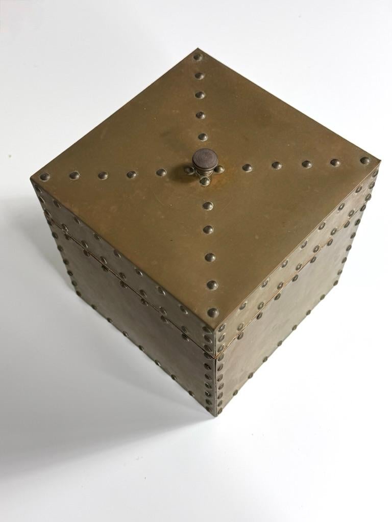 Dekorative Mid-Century-Nagelkopf-Schachtel aus Messing mit Deckel von Sarreid Ltd, Spanien 1960er Jahre (Hollywood Regency) im Angebot