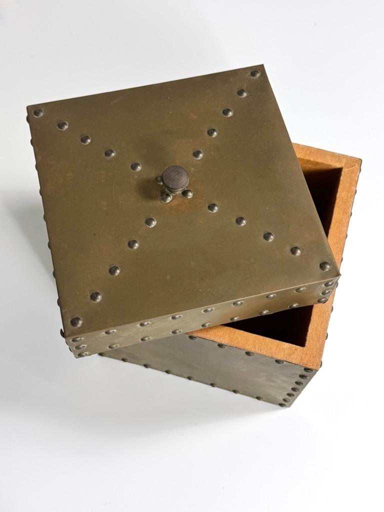 Dekorative Mid-Century-Nagelkopf-Schachtel aus Messing mit Deckel von Sarreid Ltd, Spanien 1960er Jahre (Spanisch) im Angebot
