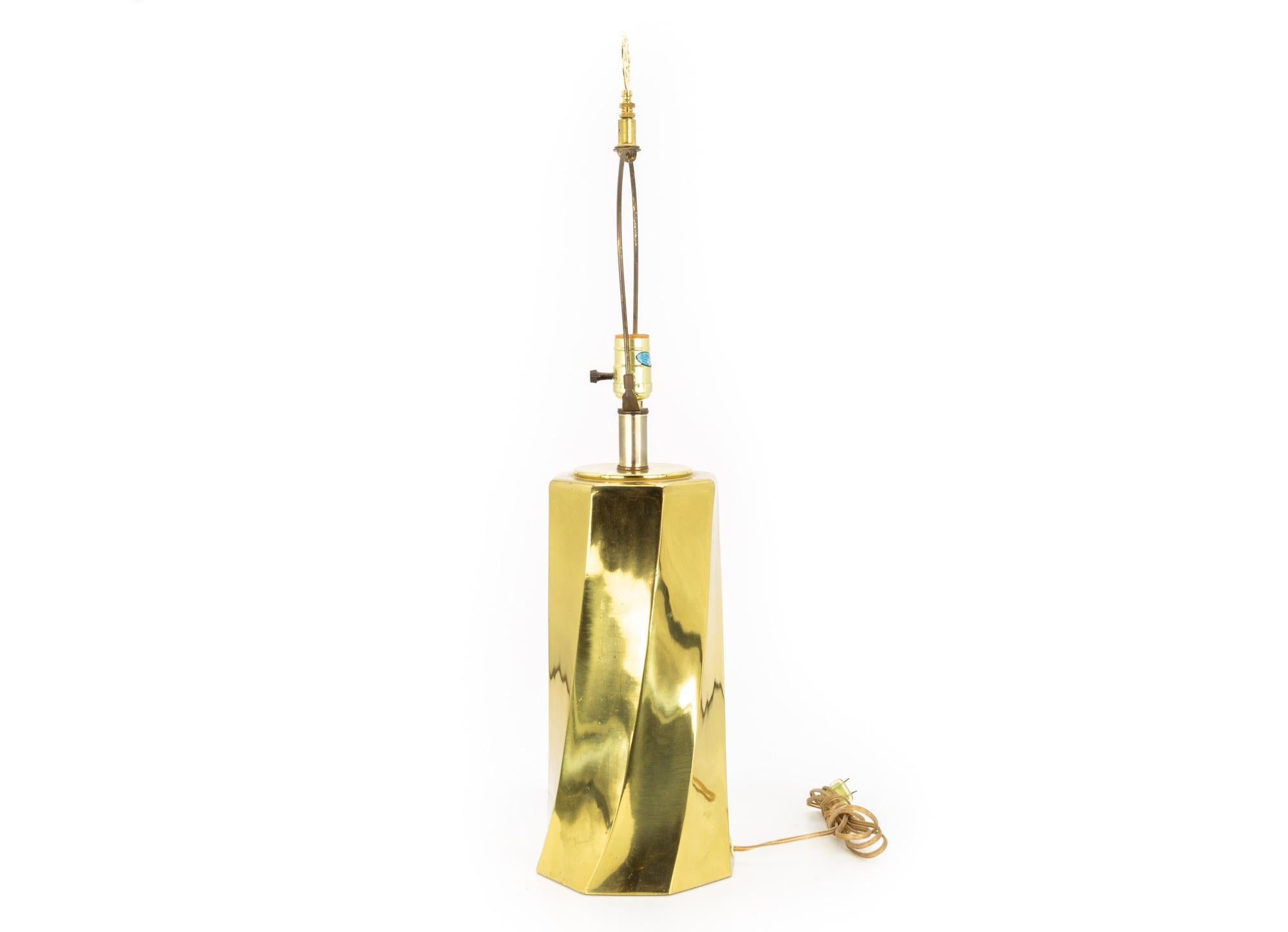 Mid-Century Decorative Brass Table Lamp In Good Condition For Sale In Countryside, IL