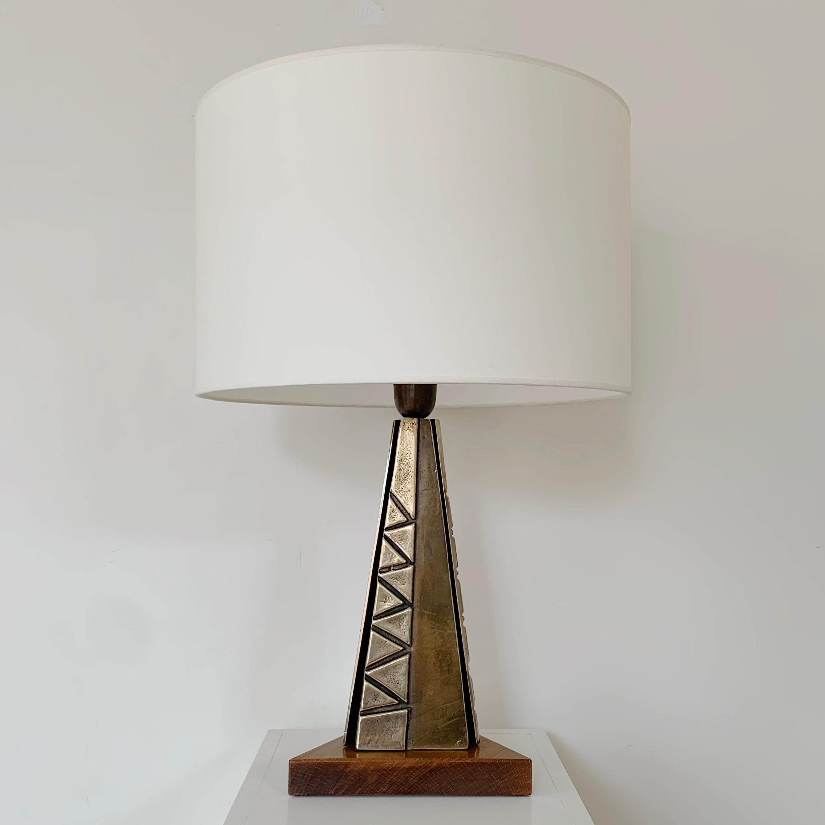 Decorative mid-century table lamp, circa 1960, Italy.
Polished and patinated bronze, triangles decor , triangular oak base, new white fabric shade.
Rewired, ready for US and Europe use.
Dimensions: 61 cm: total height, 40 cm: diameter of the