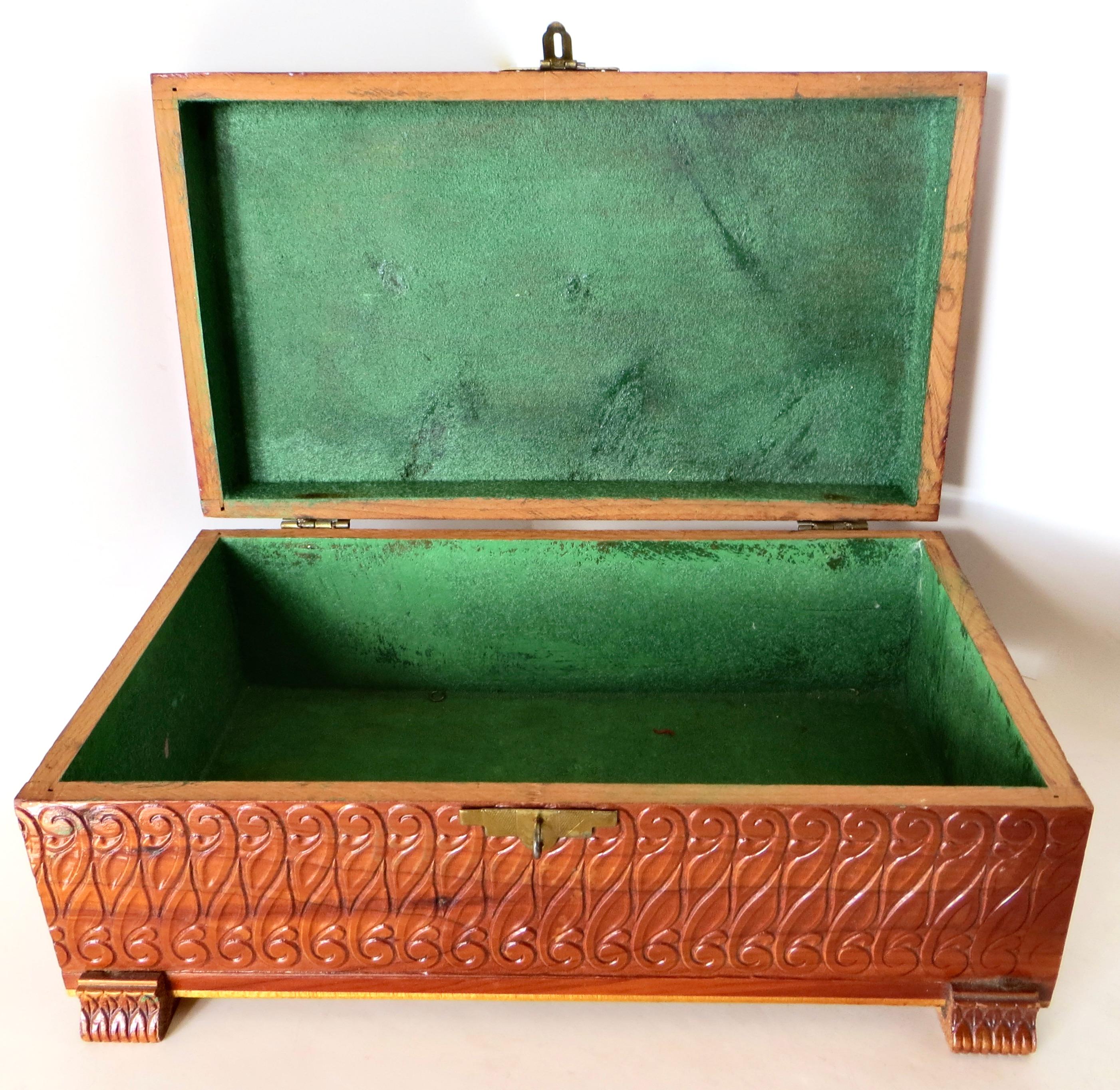 Mid Century Dekorative geschnitzt Wertsachen Box  (Moderne) im Angebot