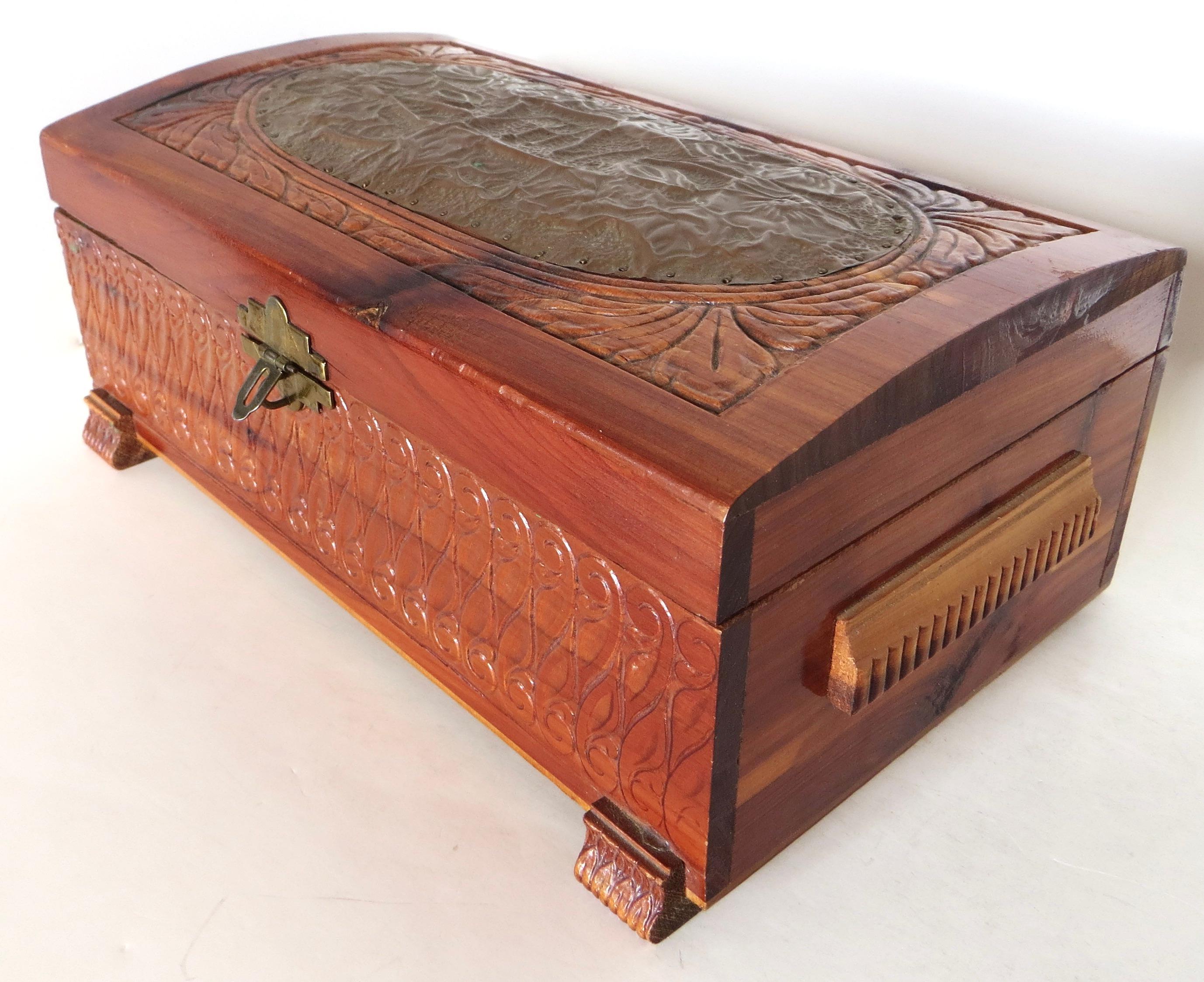 Mid Century Dekorative geschnitzt Wertsachen Box  (Geschnitzt) im Angebot