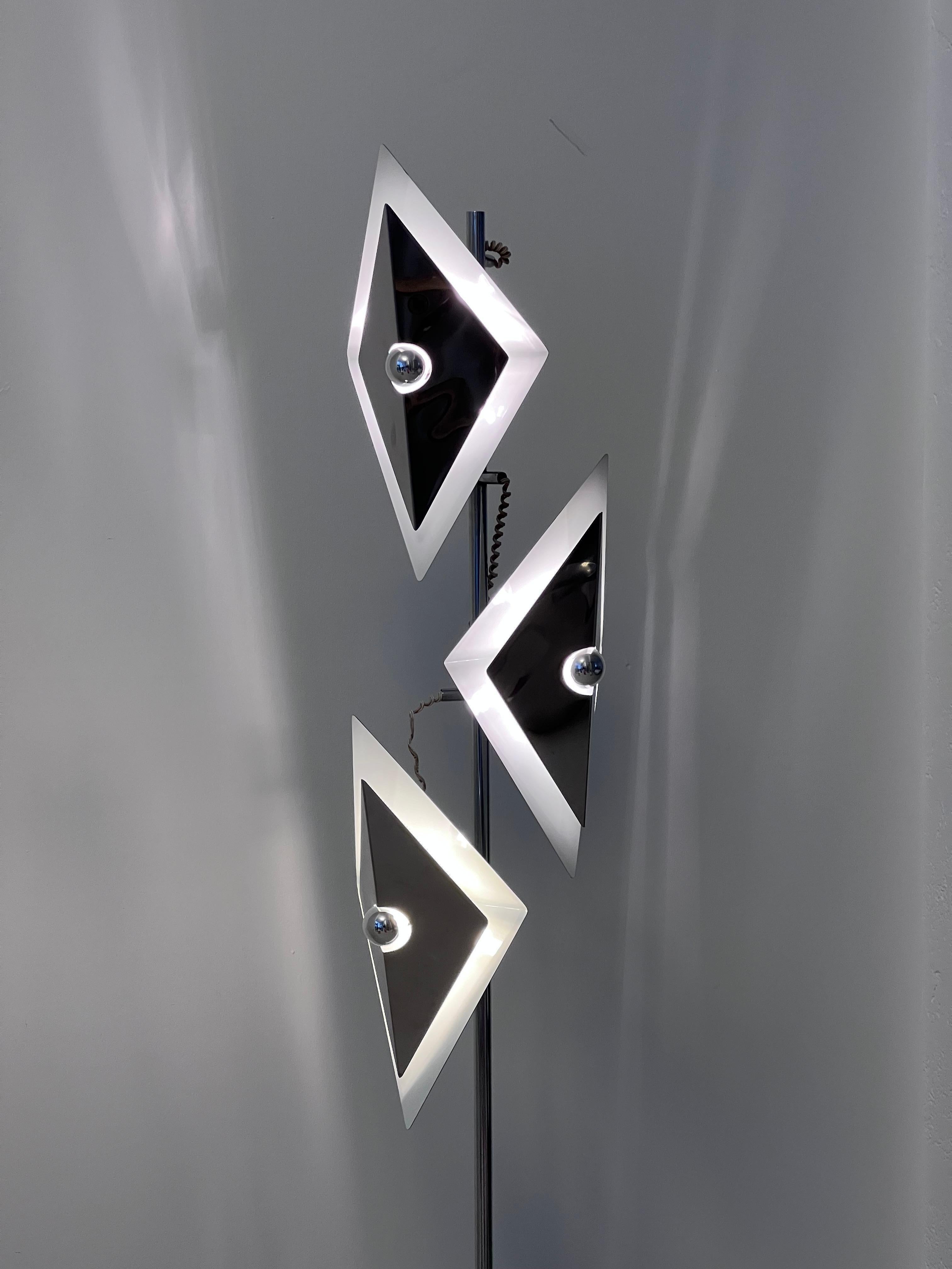 Dekorative Mid-Century-Stehlampe aus verchromtem Metall mit diamantförmigen Schirmen im Angebot 4