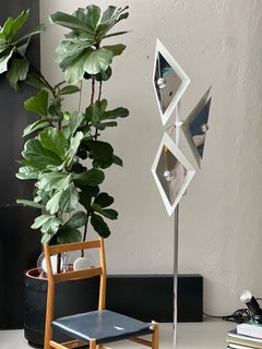 Lampadaire décoratif du milieu du siècle dernier en métal chromé avec abat-jour en forme de diamant