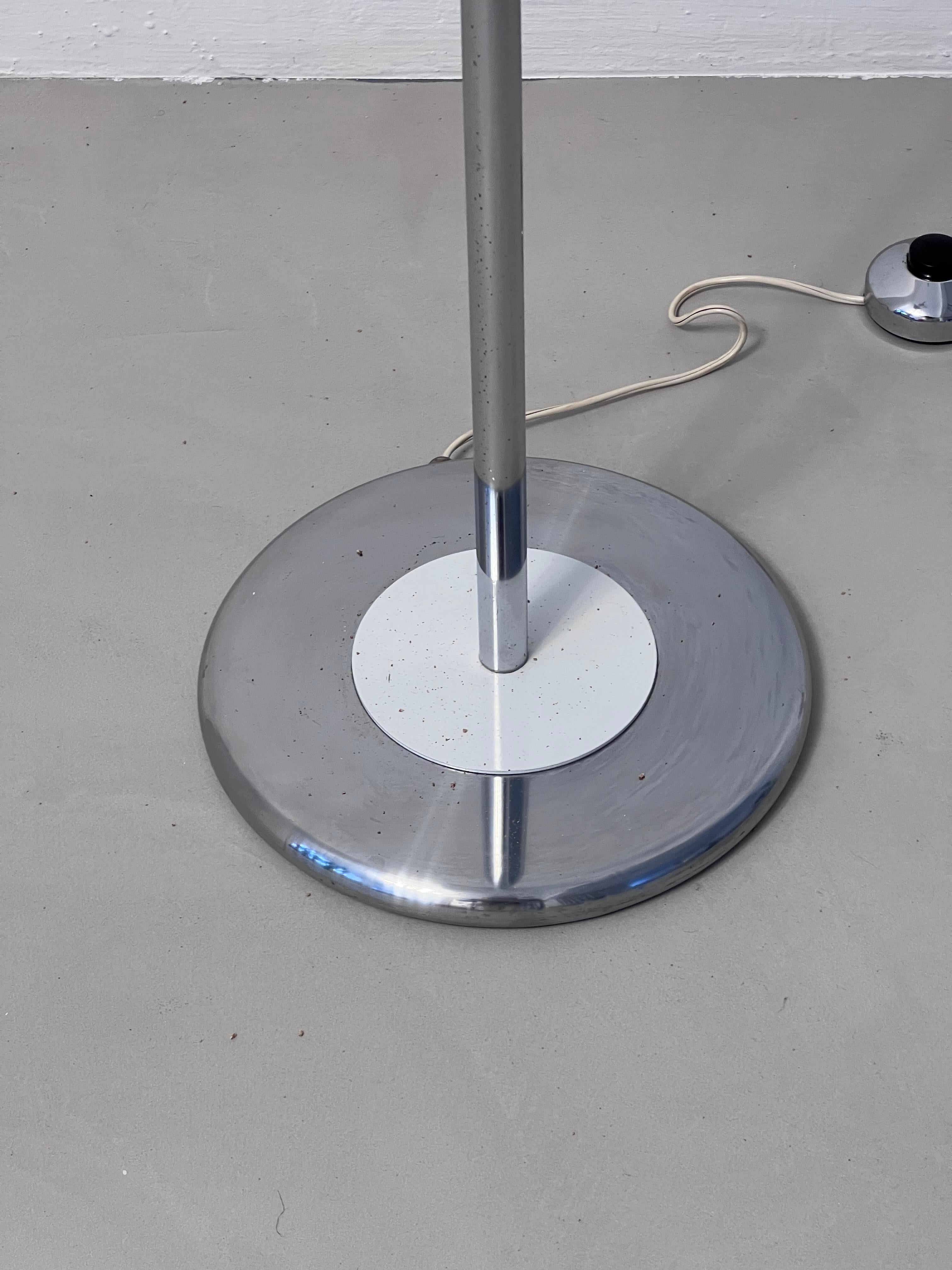 Dekorative Mid-Century-Stehlampe aus verchromtem Metall mit diamantförmigen Schirmen im Angebot 2