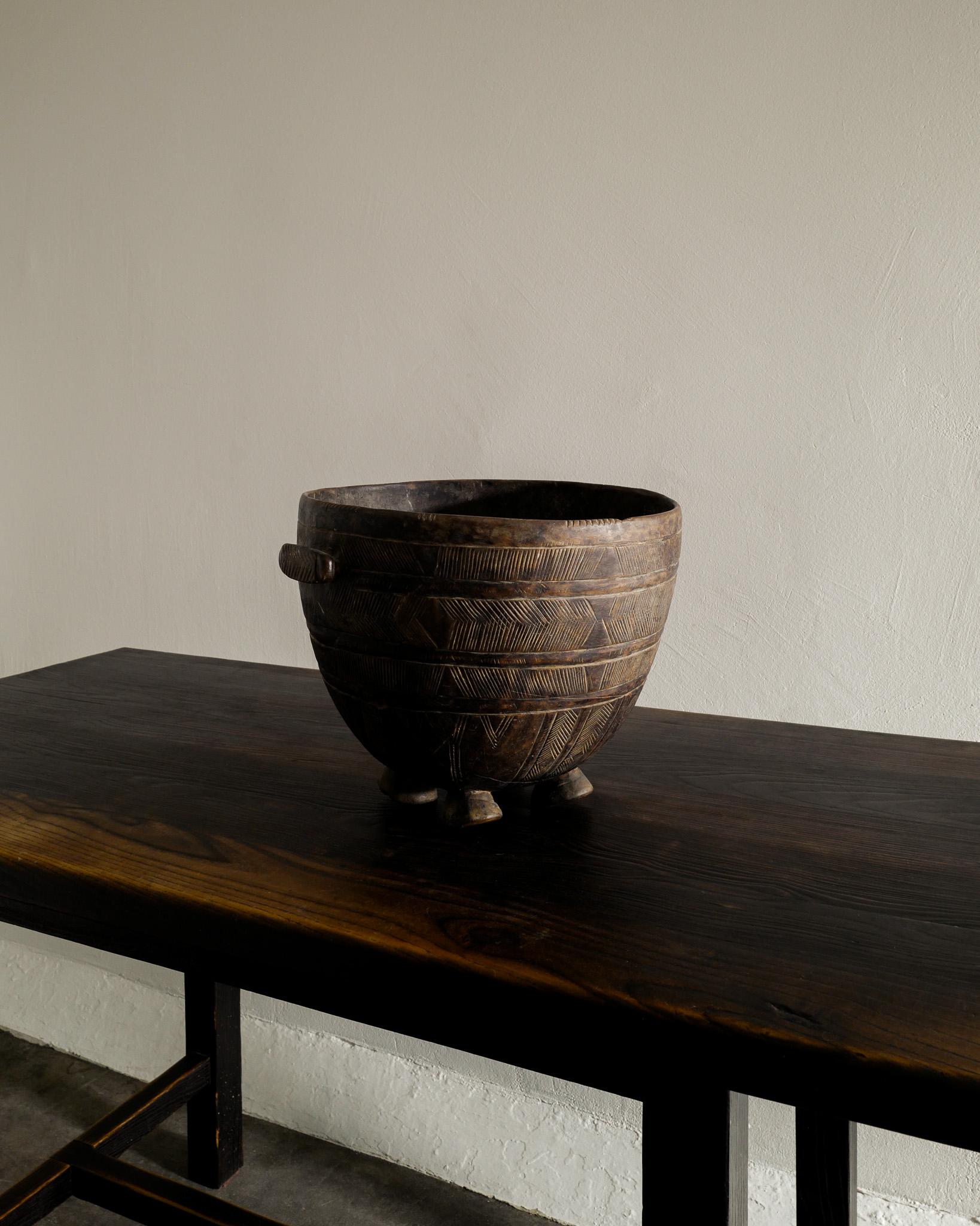 Mid Century Decorative Hand Carved Wooden Bowl Bucket Produced in Africa 1950s  In Good Condition In Stockholm, SE