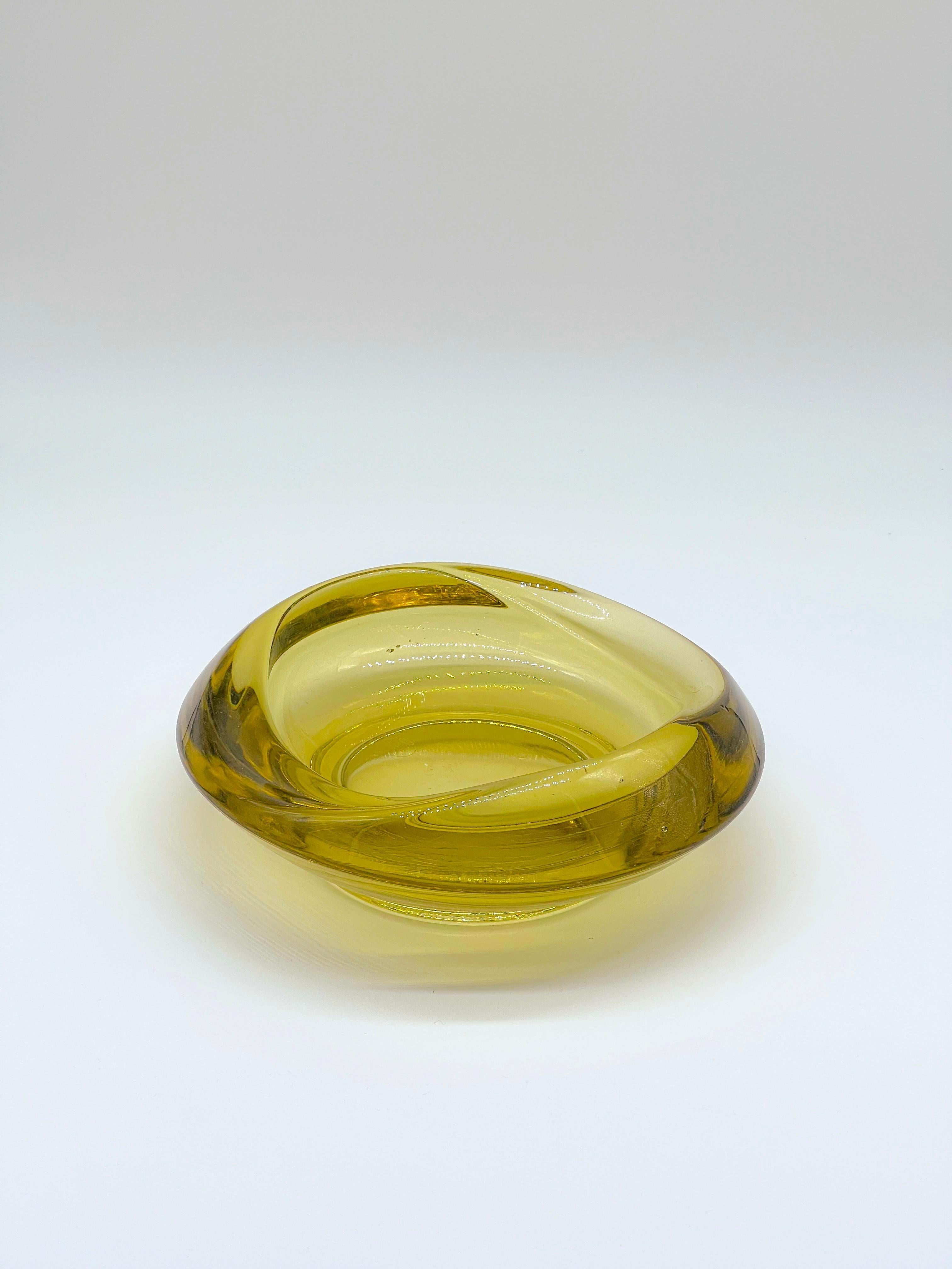 Mid-Century Modern Bright Yellow Murano Sculptural Bowl , perfect to decorate your coffee tables ! For Sale