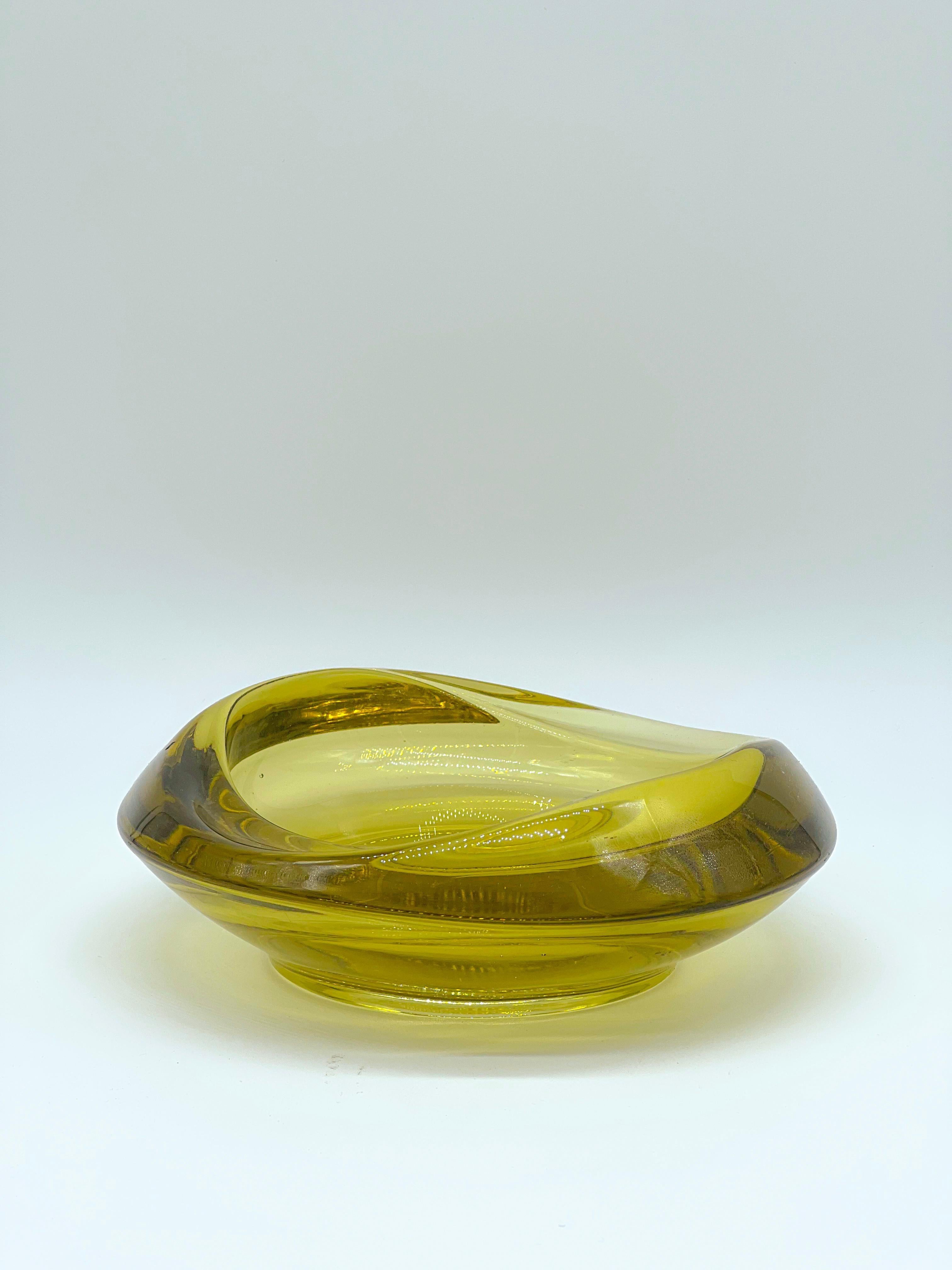 Bright Yellow Murano Sculptural Bowl , perfect to decorate your coffee tables ! In Good Condition For Sale In Milano, IT