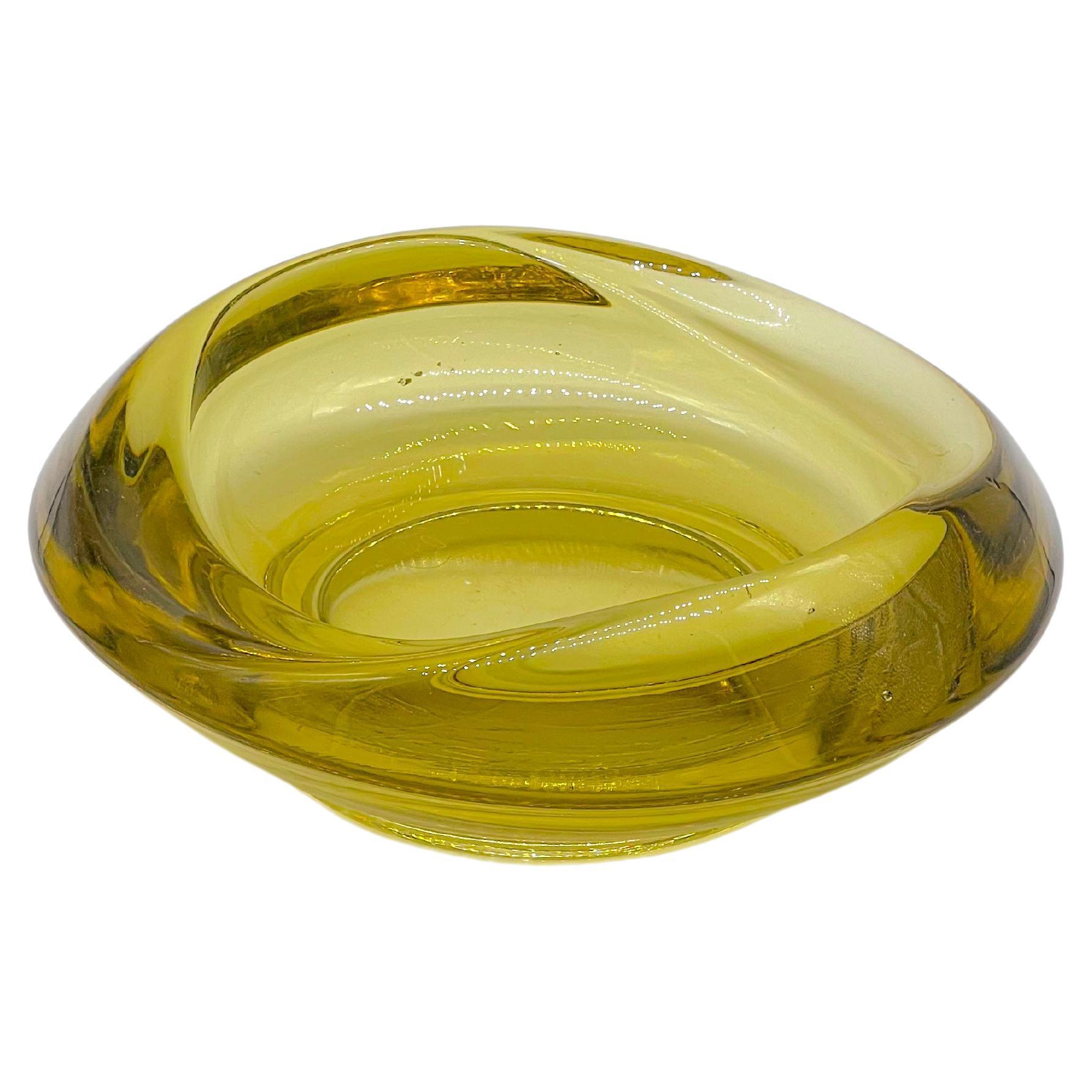 Mid-Century Modern decorative bowl / vide poche in yellow Murano glass, beautiful hue of color and timeless shape. Perfect for an entryway as a valet tray, or as an accent on sideboards, coffee tables, bookshelves...

It's very well preserved, with