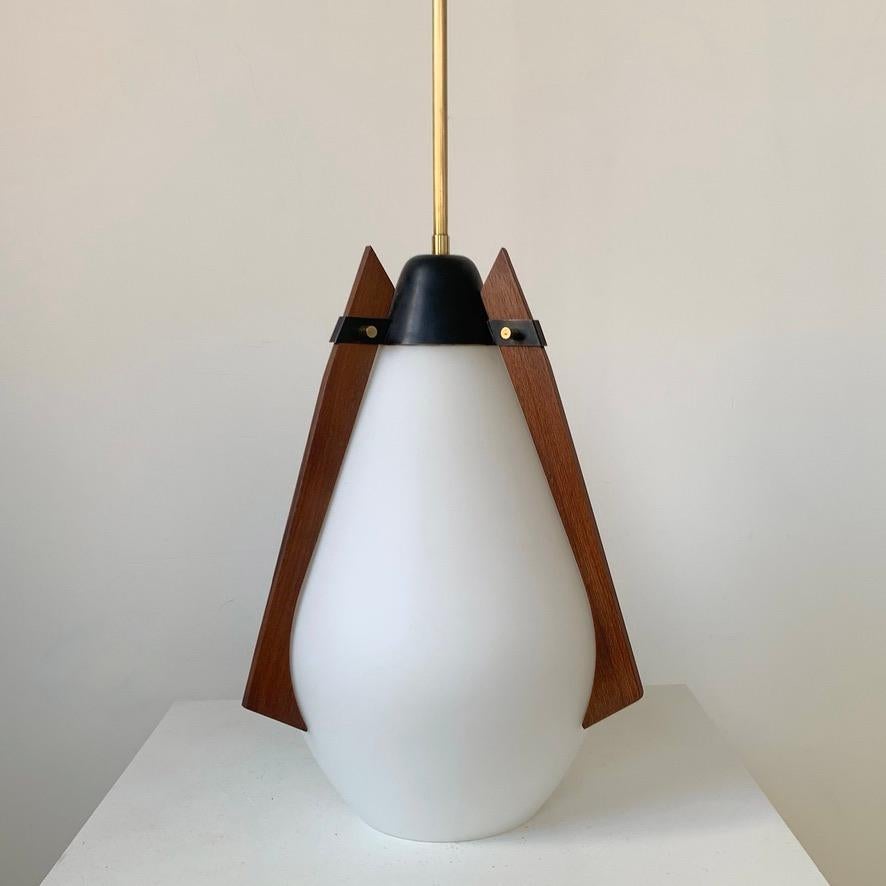 Mid-Century Decorative Teck and Brass Pendant Lamp, circa 1960, Italy. In Good Condition For Sale In Brussels, BE