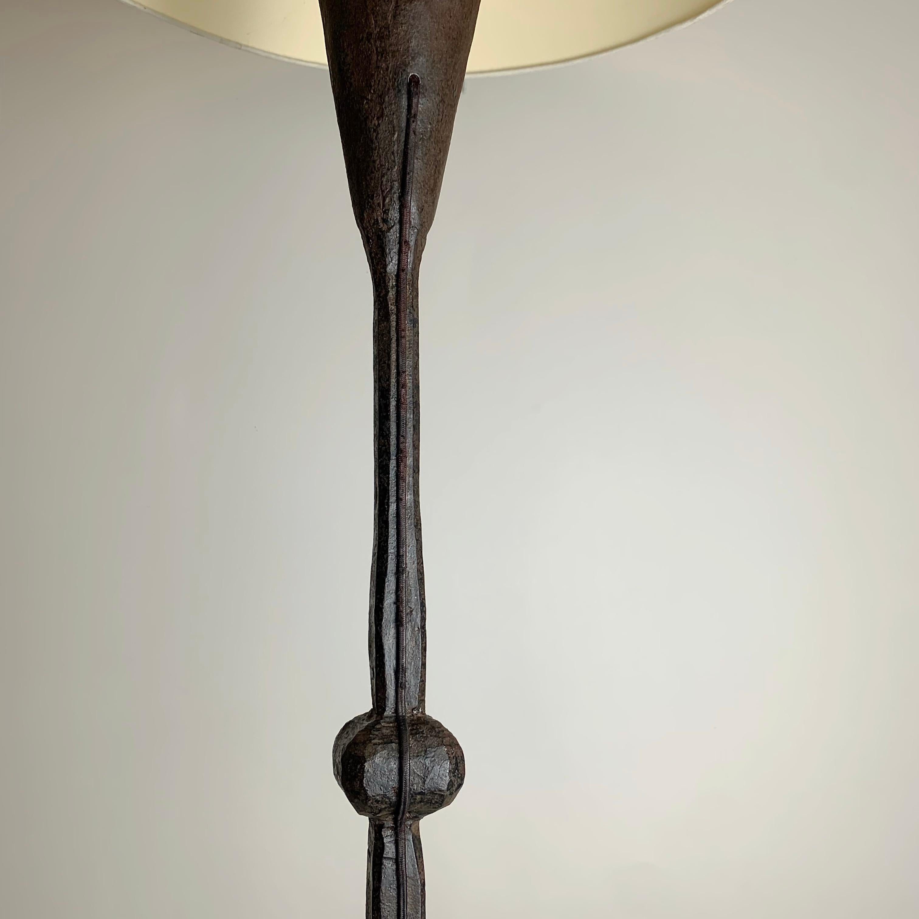 Dekorative Stehlampe aus Schmiedeeisen, Mitte des Jahrhunderts, um 1950, Frankreich. 11