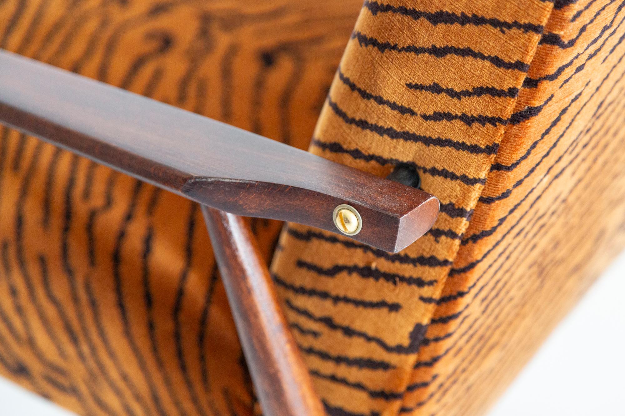 Mid Century Dedar Tiger Velvet Dante Armchair, H. Lis, Europa, 1960er Jahre im Angebot 3