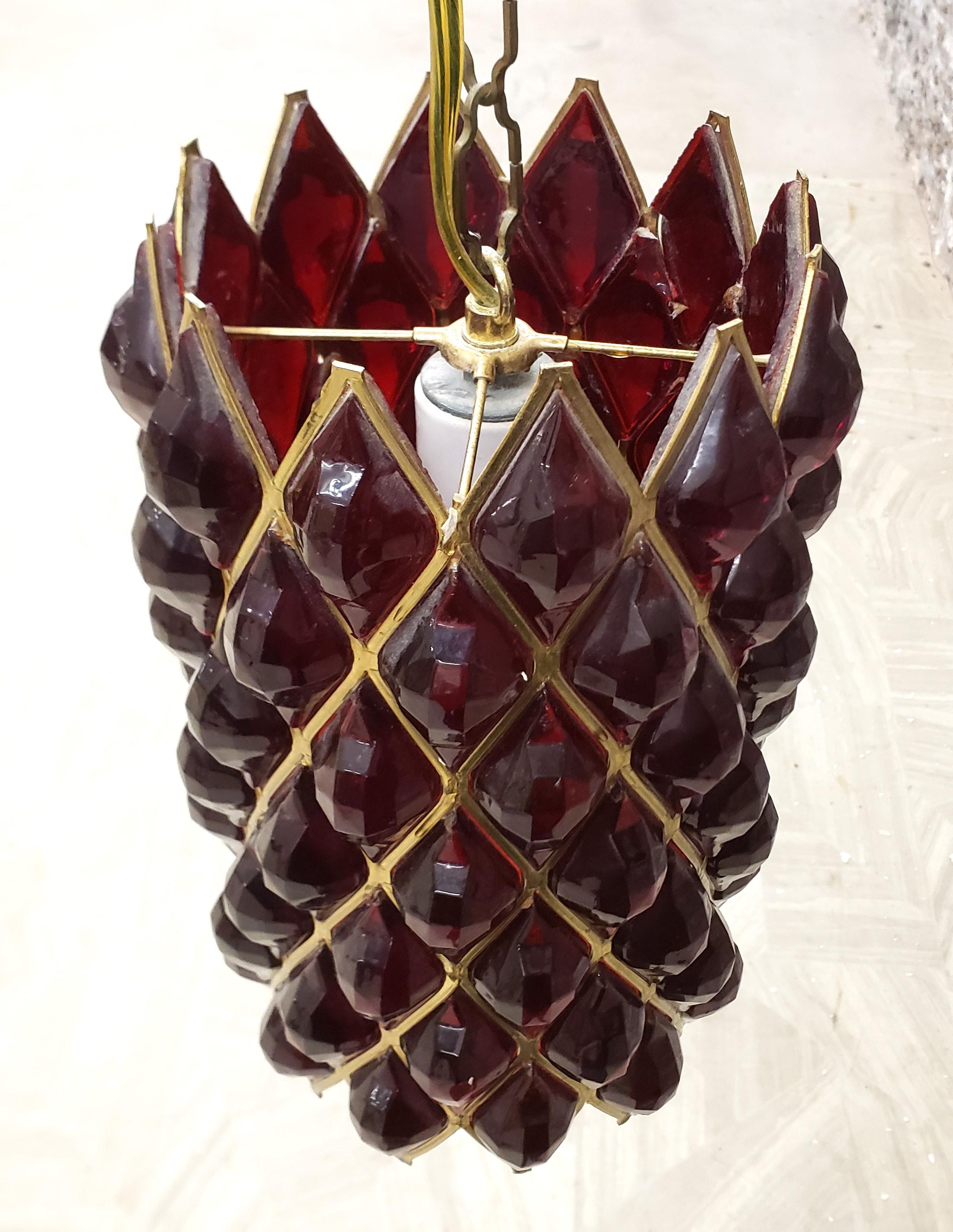 Ottone Lampada a sospensione di metà secolo in lucite e ottone color rosso rubino intenso in vendita