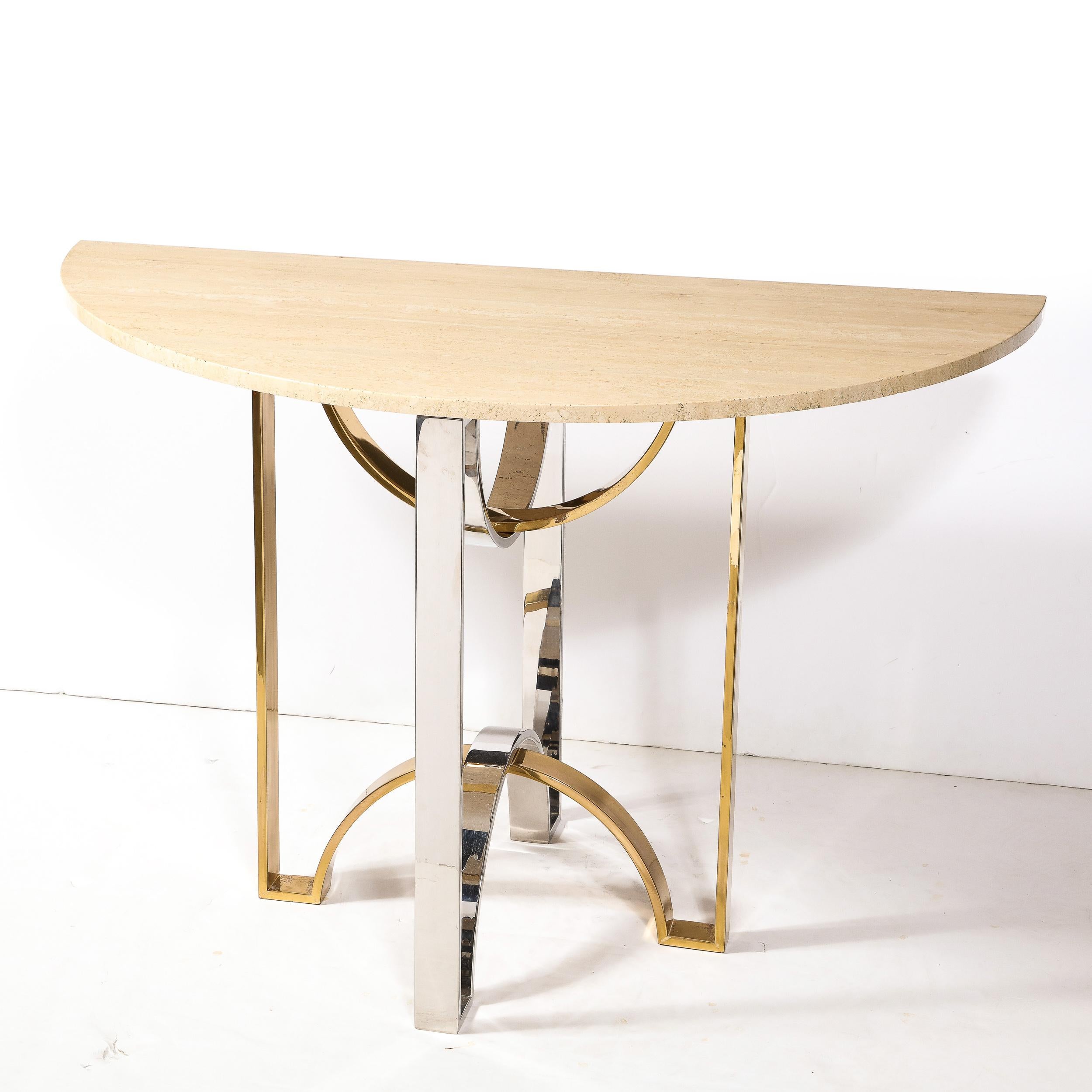 Cette table console moderniste du milieu du siècle est originaire des États-Unis, vers 1970. Le plateau en marbre travertin démilune repose sur une base composée de deux bandes courbes entrelacées en chrome et en laiton. Les métaux mélangés